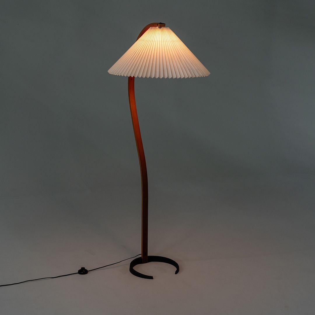 Lampada da terra Caprani anni '70 in teak e lino Timberline di Mads Caprani Danimarca in vendita 5