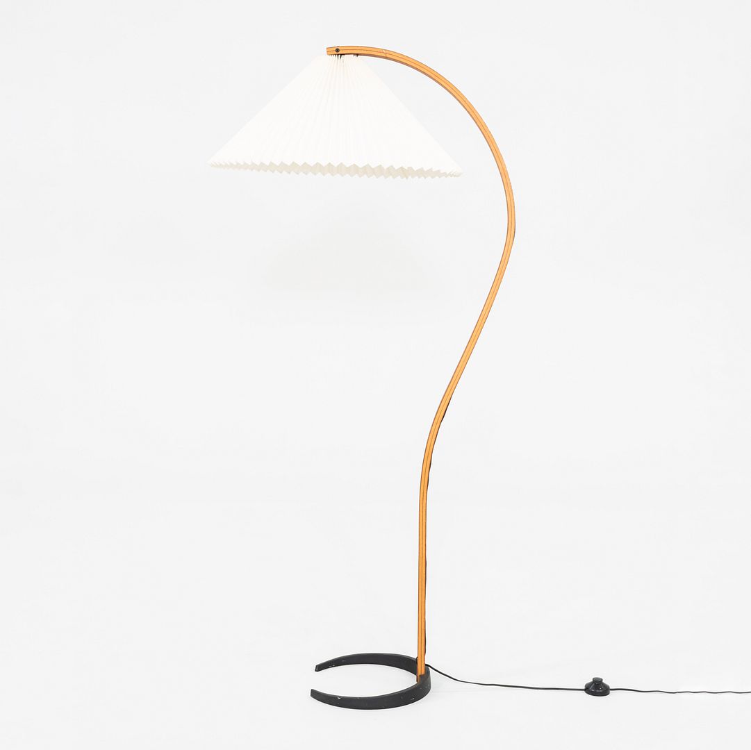 Questa è un'iconica lampada da terra danese Timberline / Caprani, progettata da Mads Caprani in Danimarca nel 1971. Il design della lampada è caratterizzato da un supporto scultoreo in faggio curvato con impiallacciatura in teak e da una base con