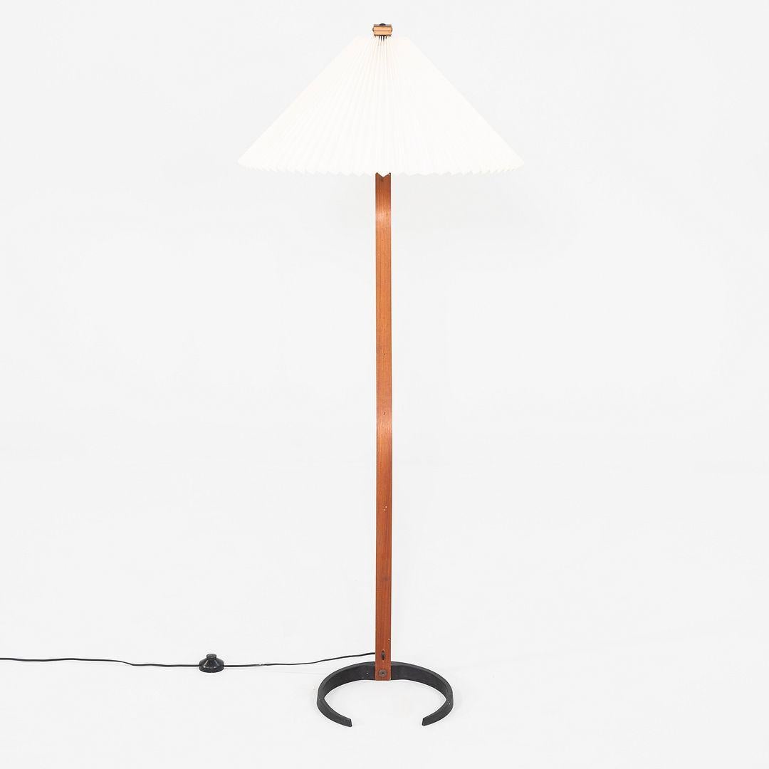 Danese Lampada da terra Caprani anni '70 in teak e lino Timberline di Mads Caprani Danimarca in vendita