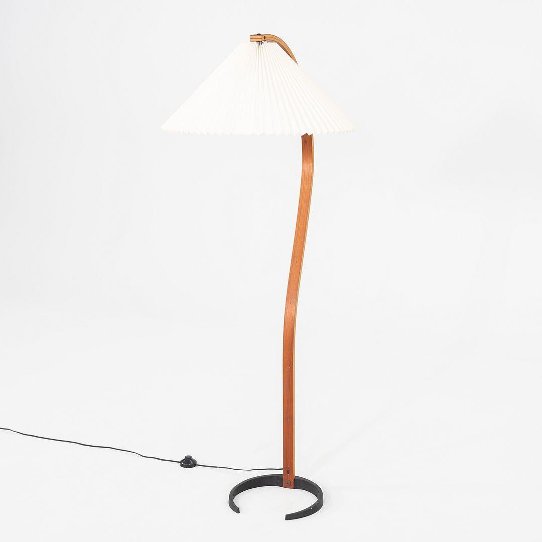 Lampada da terra Caprani anni '70 in teak e lino Timberline di Mads Caprani Danimarca In condizioni buone in vendita a Philadelphia, PA