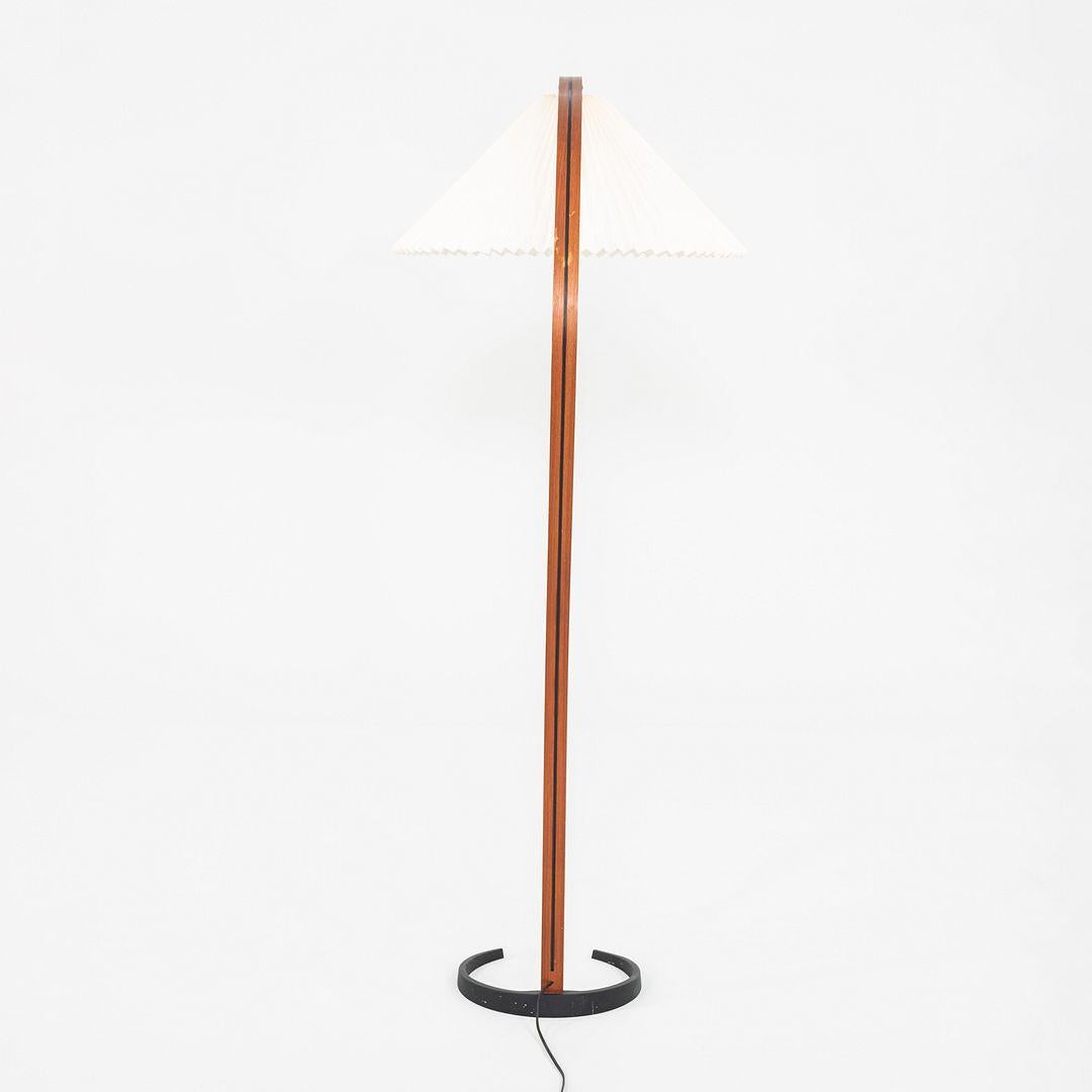 Metallo Lampada da terra Caprani anni '70 in teak e lino Timberline di Mads Caprani Danimarca in vendita