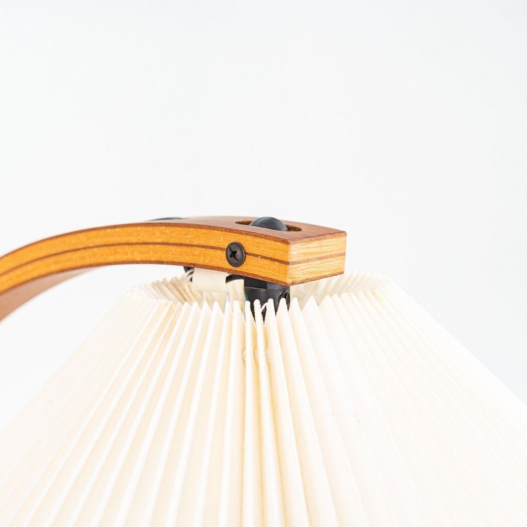 Lampada da terra Caprani anni '70 in teak e lino Timberline di Mads Caprani Danimarca in vendita 2