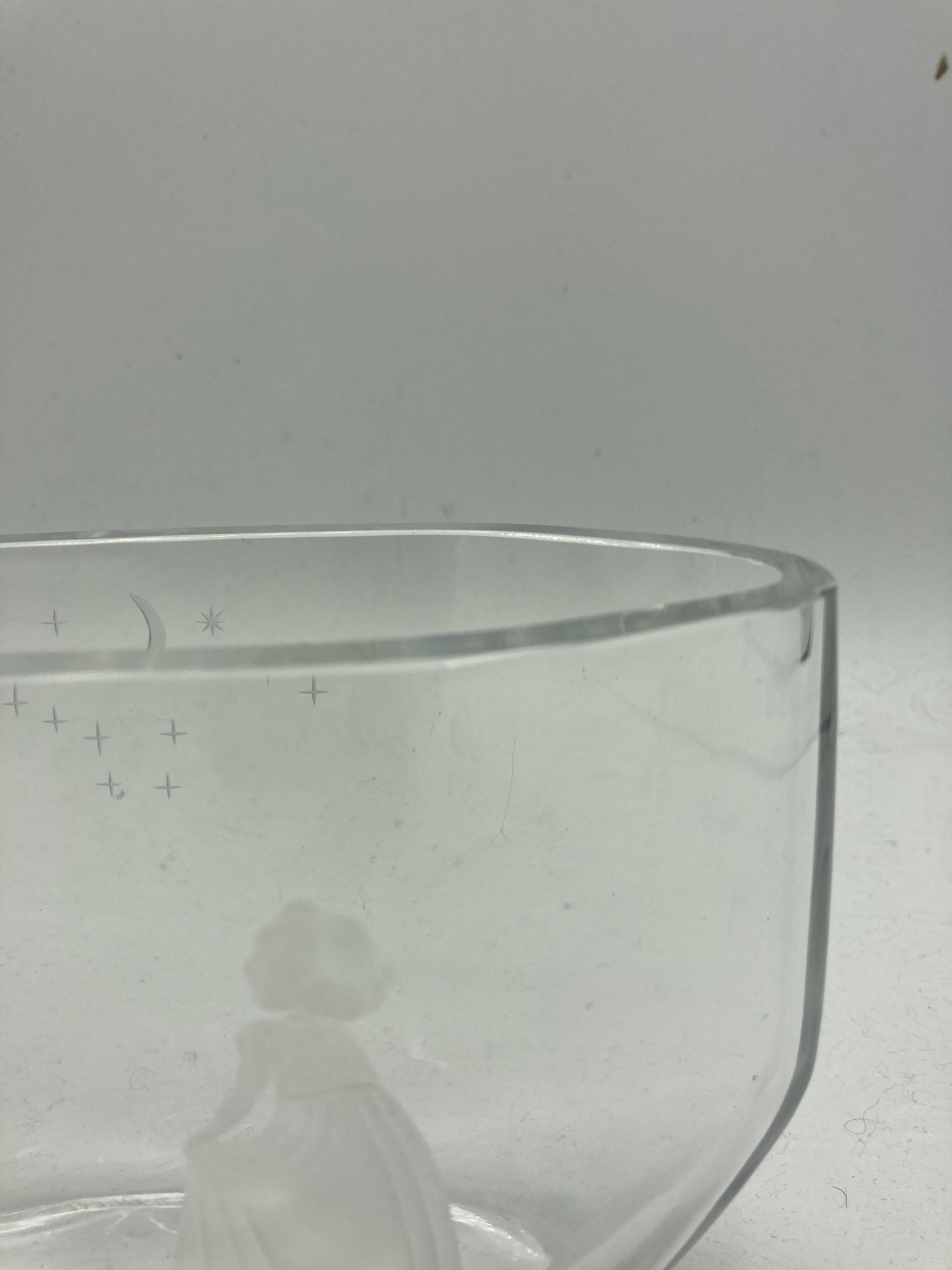 Joli vase en cristal représentant une jeune femme regardant les étoiles
Circa 1970's
Par Orrefors
Suède