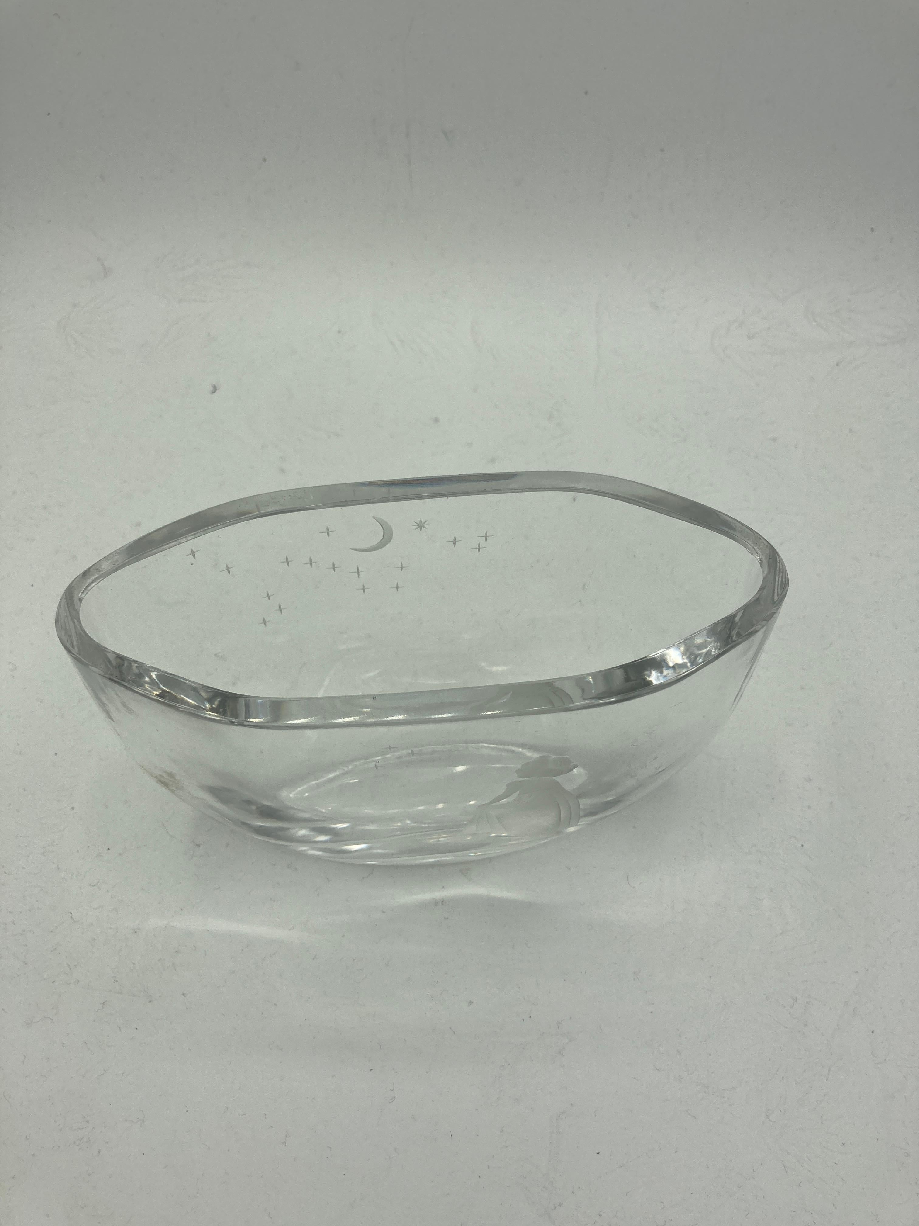 1970's careved glass showing a young woman watching stars signed Orrefors In Fair Condition For Sale In Bois-Colombes, FR