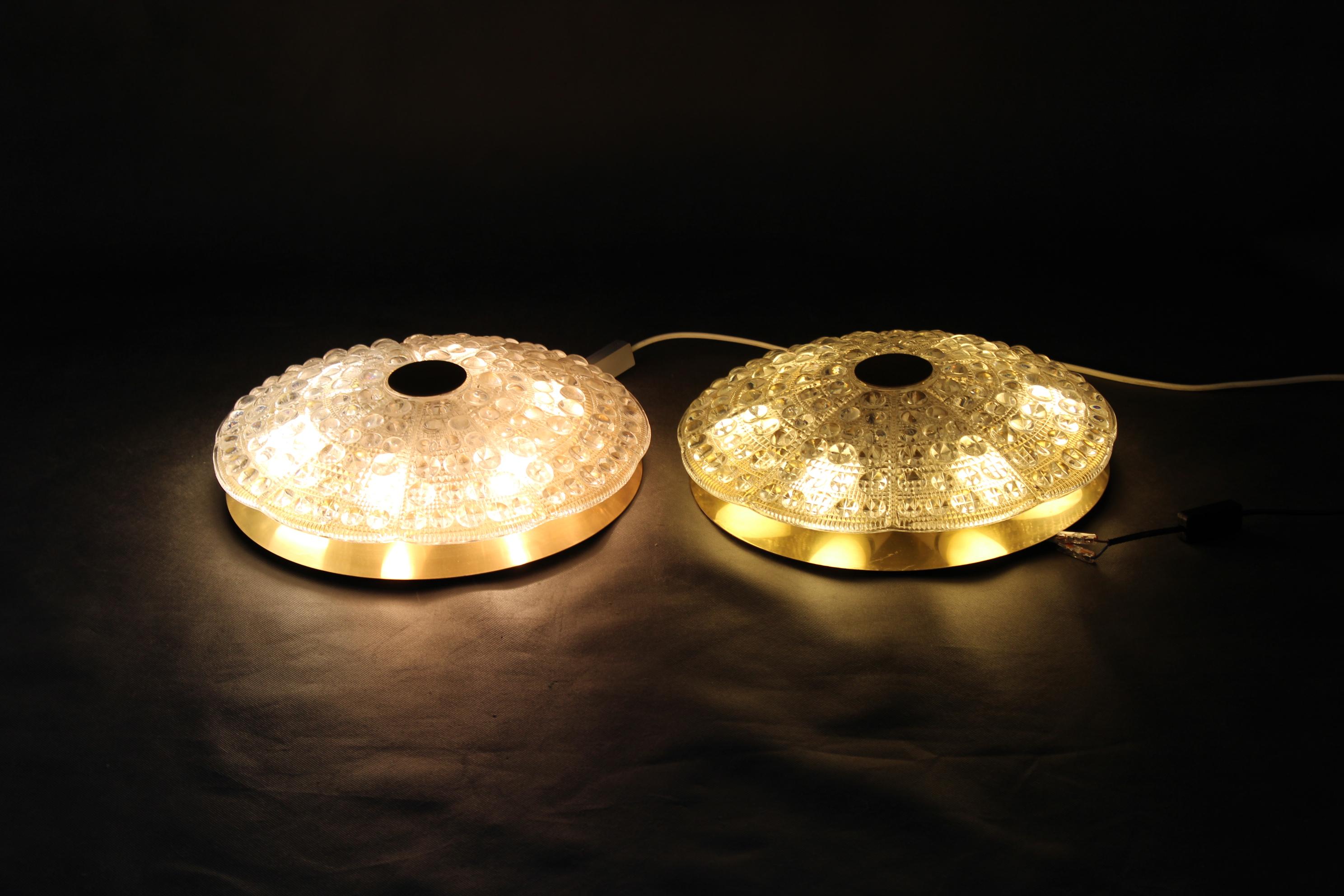 Paire de plafonniers Carl Fagerlund des années 1970 en laiton et verre, Suède en vente 3