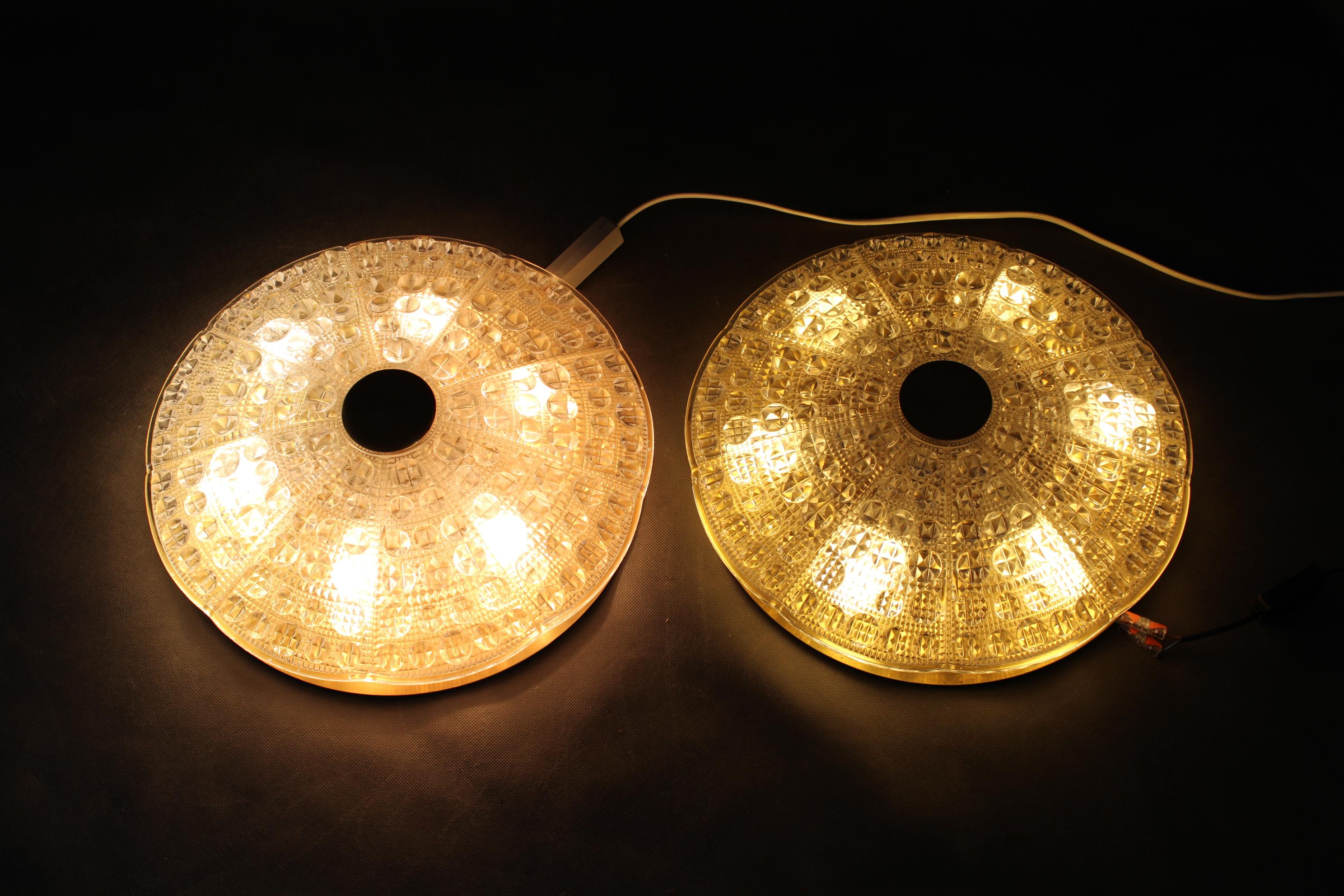 Paire de plafonniers Carl Fagerlund des années 1970 en laiton et verre, Suède en vente 2