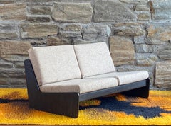 Loveseat de roble negro Carl Straub de los años 70 con tapicería de lana nueva