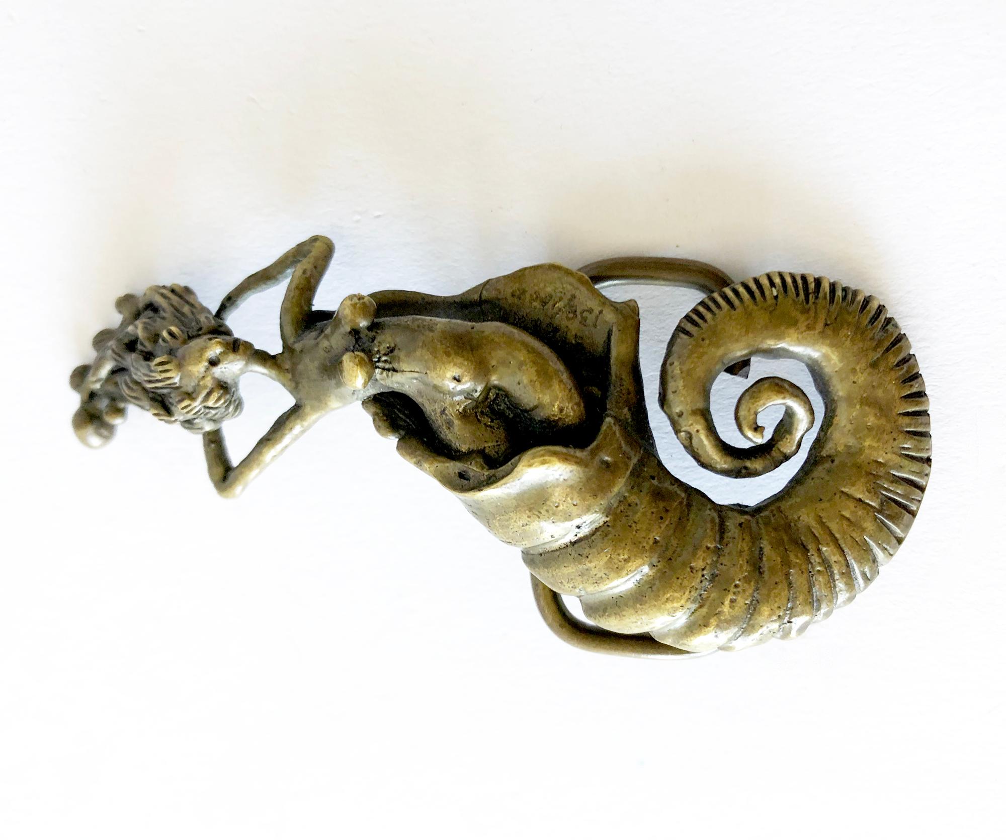 Boucle de ceinture en bronze en forme de sirène et de conque, créée par Carl Tasha, vers les années 1970.  La boucle mesure 3,5