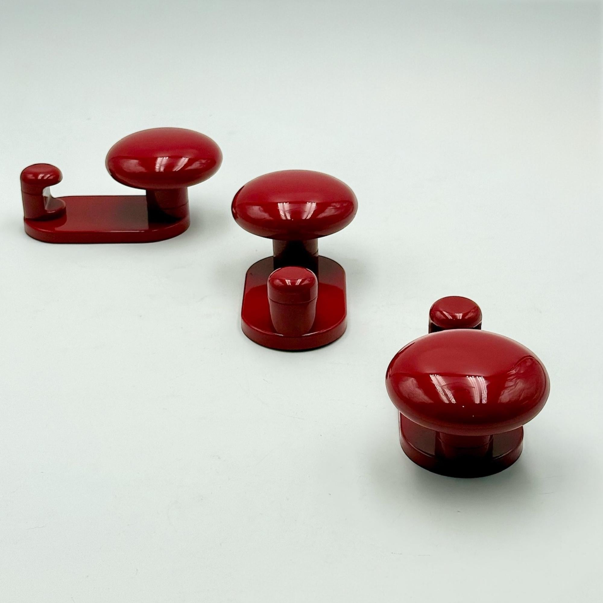 1970s Carlo Bartoli Modernist Wall Hooks in Glossy Burgundy Plastic, Con&Con Ita For Sale 5