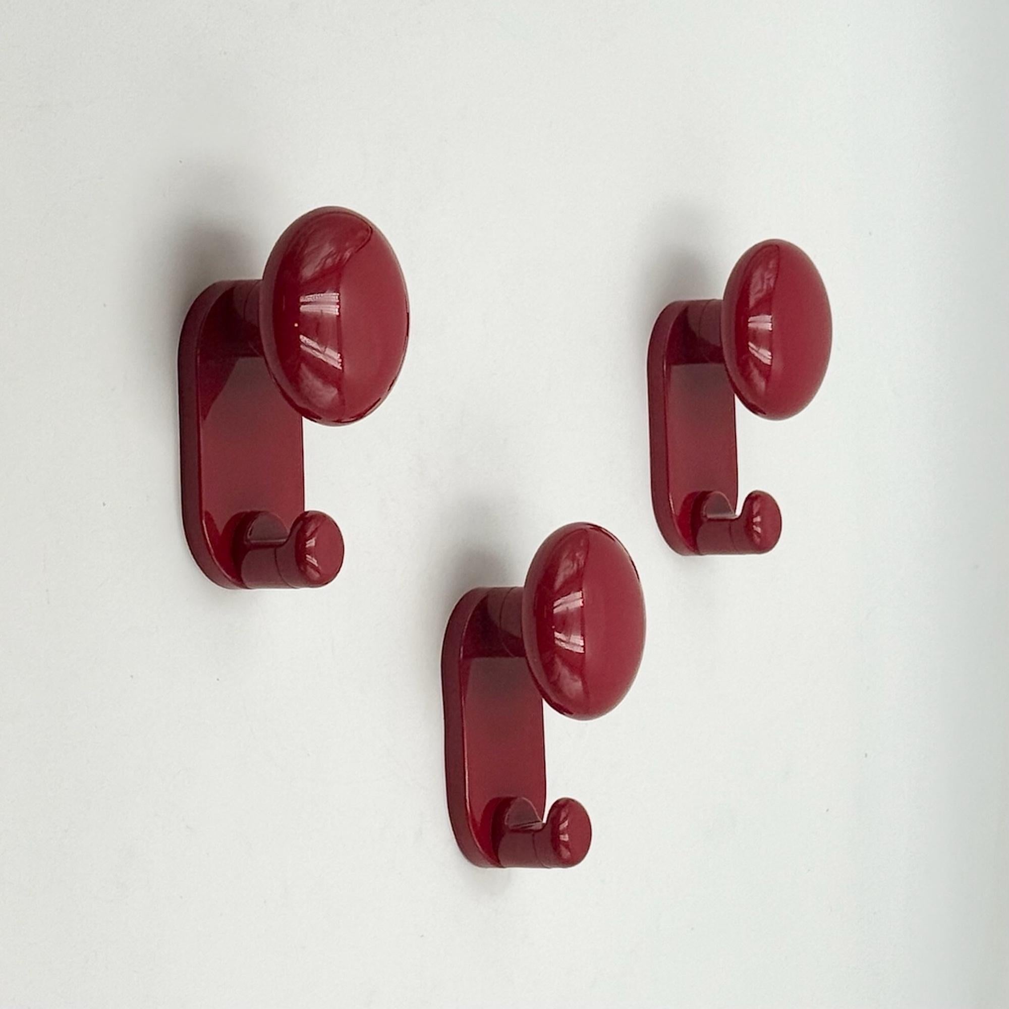 1970s Carlo Bartoli Modernist Wall Hooks in Glossy Burgundy Plastic, Con&Con Ita In Good Condition For Sale In San Benedetto Del Tronto, IT