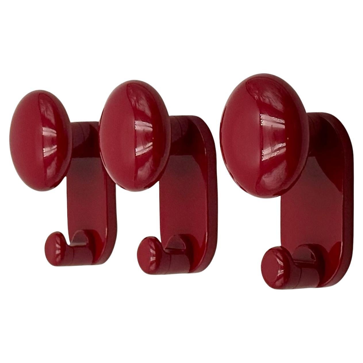 Ganci da parete modernisti anni '70 Carlo Bartoli in plastica lucida bordeaux, Con&Con Ita