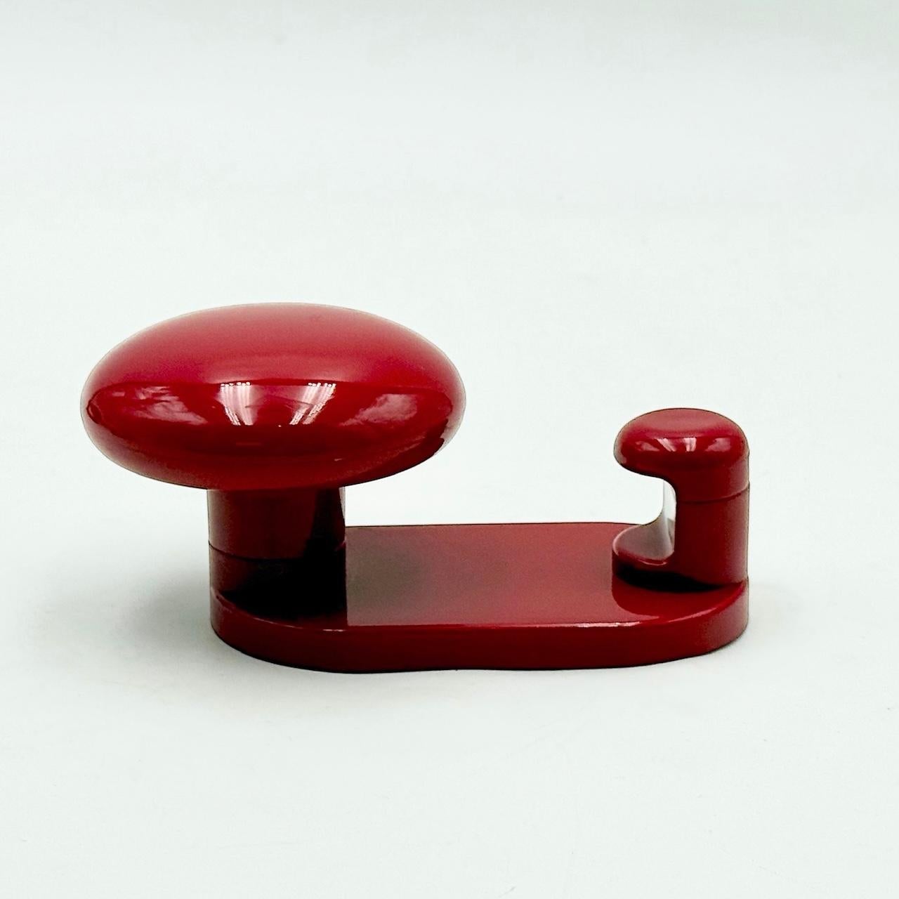 1970s Carlo Bartoli Modernist Wall Hooks in Glossy Red Plastic, Con&Con Ita In Good Condition For Sale In San Benedetto Del Tronto, IT