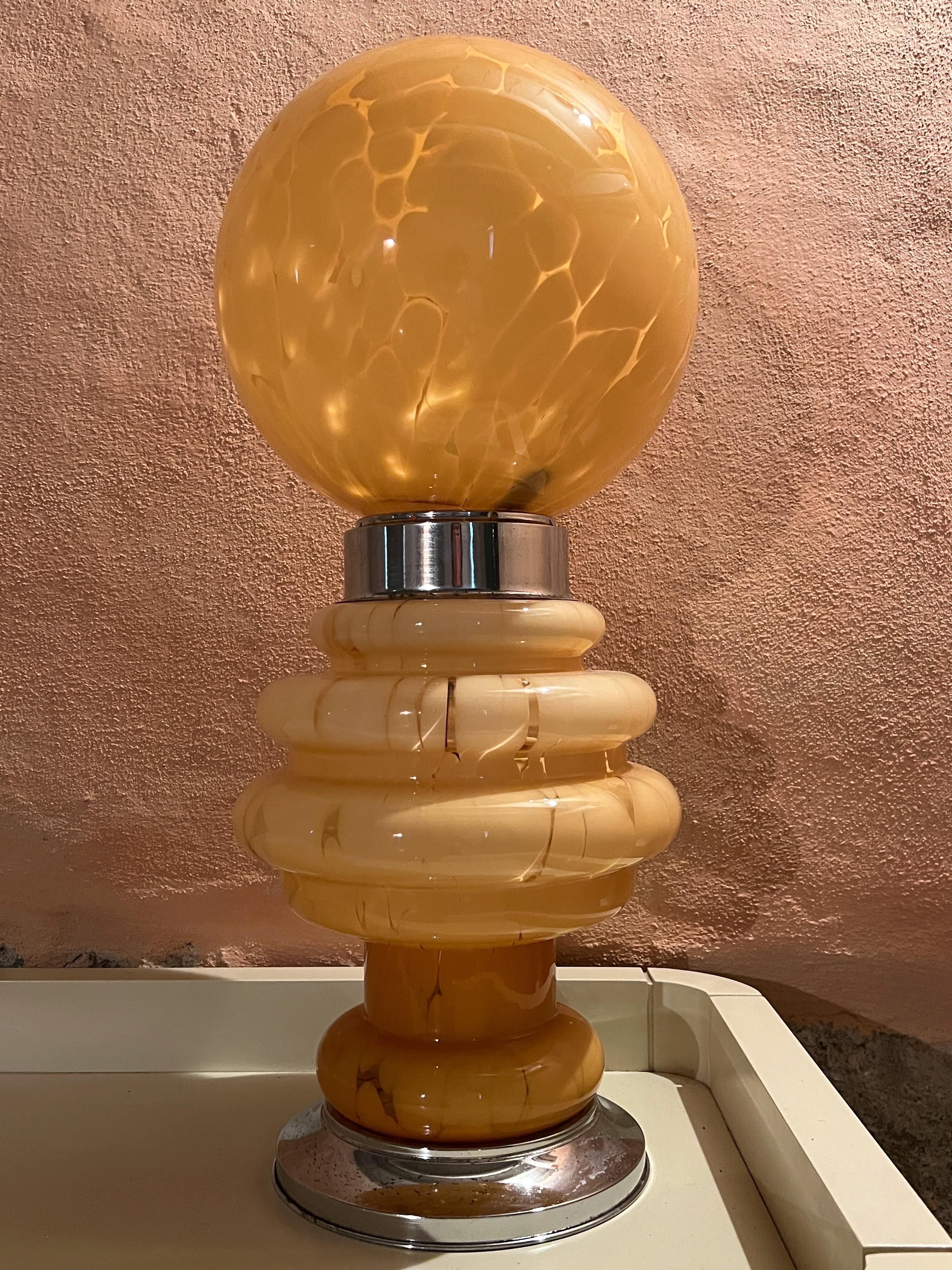 Mid-Century Modern 1970s Carlo Nason Beige Swirled Glass Table Lamp for Mazzega For Sale