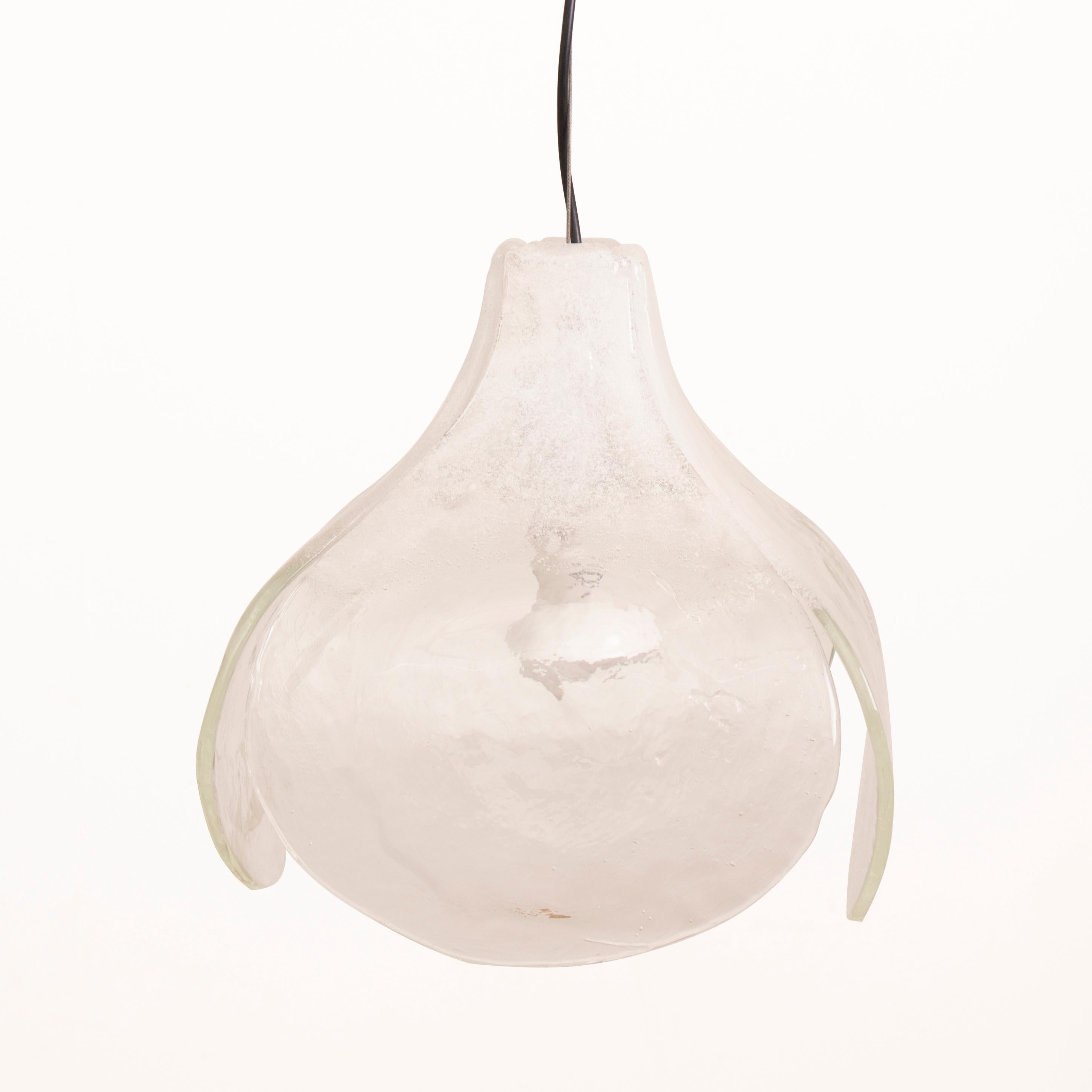 1970s floral pendant light designed by Carlo Nason for Mazzega. The light is formed from four individual hand blown clear and white Murano glass petals suspended from a chrome metal frame.

The light is in full working order and PAT tested by an