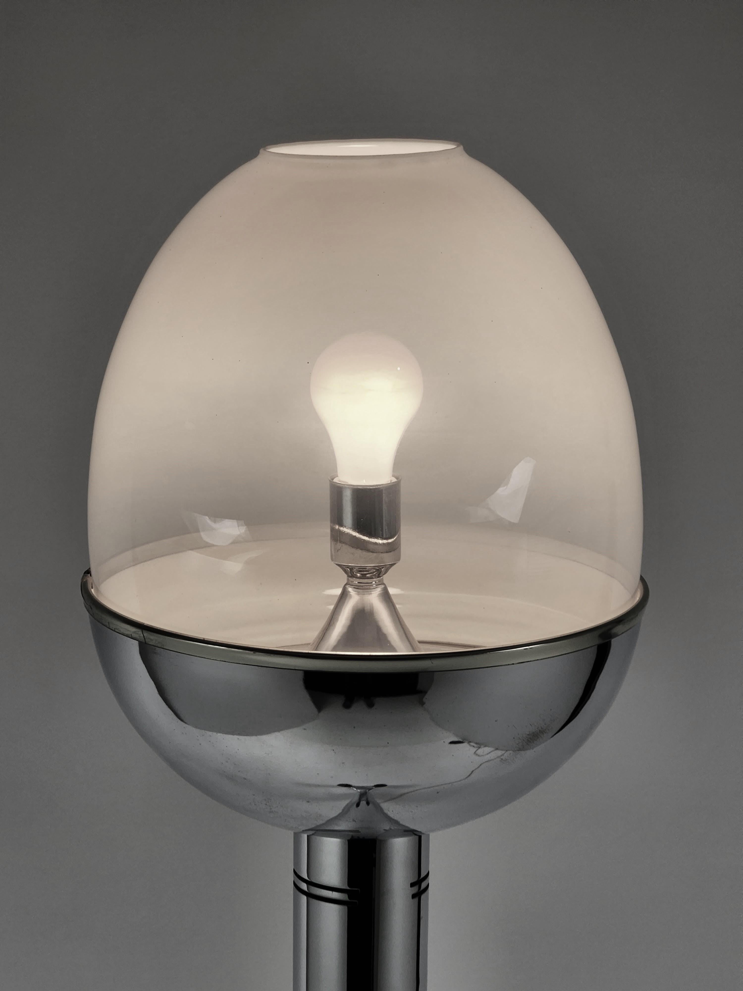 Space age, bold ,  tall sculptural  chrome structure toped by a superb hazy  glass shade from Carlo Nason . 

Contain one E26 size socket rated at 60 watt . 



