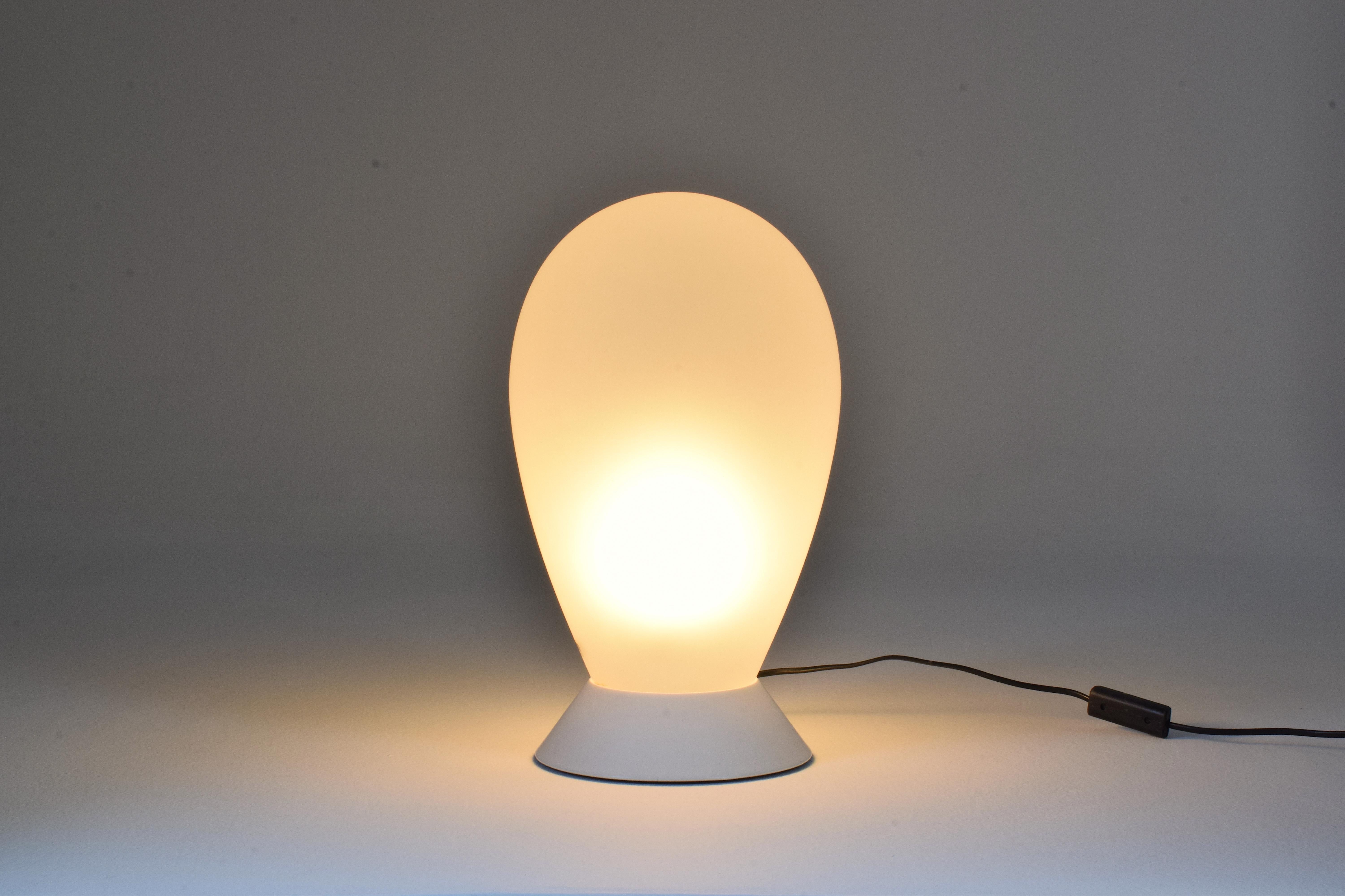 Une lampe de table minimaliste italienne des années 1970 de Carlo Nason en verre blanc de Murano, de l'époque du design industriel. Le métal du fond est re-lacqué en blanc pour correspondre au design original. Le design minimaliste de la lampe