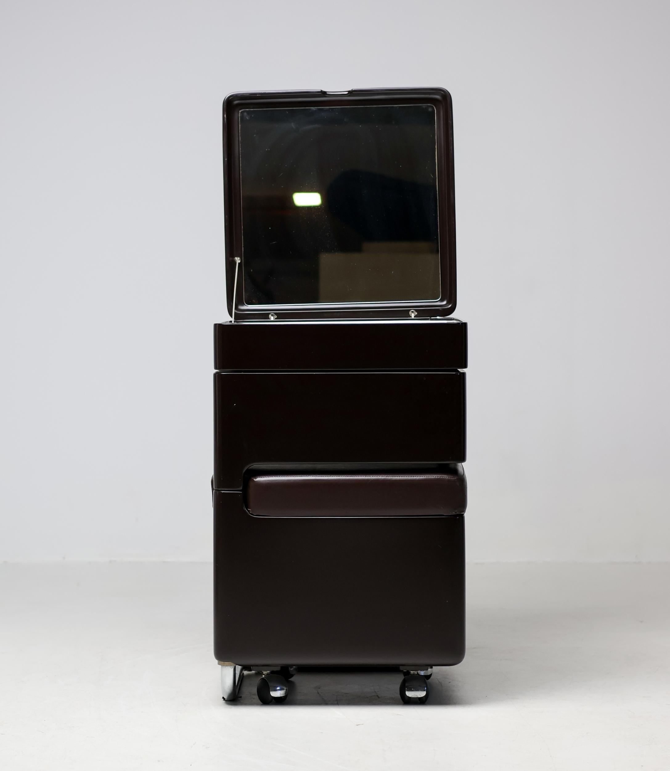 Meuble-lavabo brun foncé Carlo Urbinati des années 1970 - Elegance moderne italienne en vente 4
