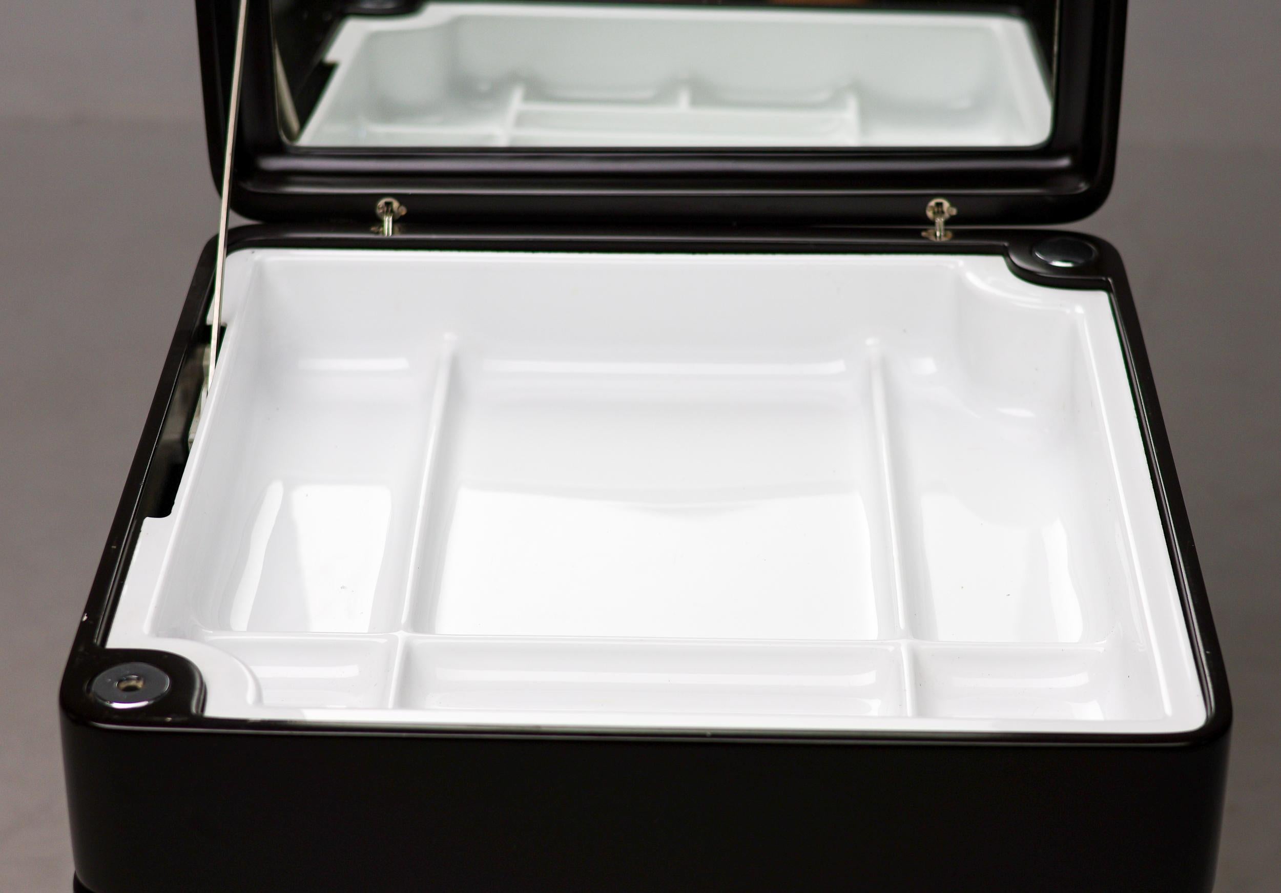 Meuble-lavabo brun foncé Carlo Urbinati des années 1970 - Elegance moderne italienne en vente 5