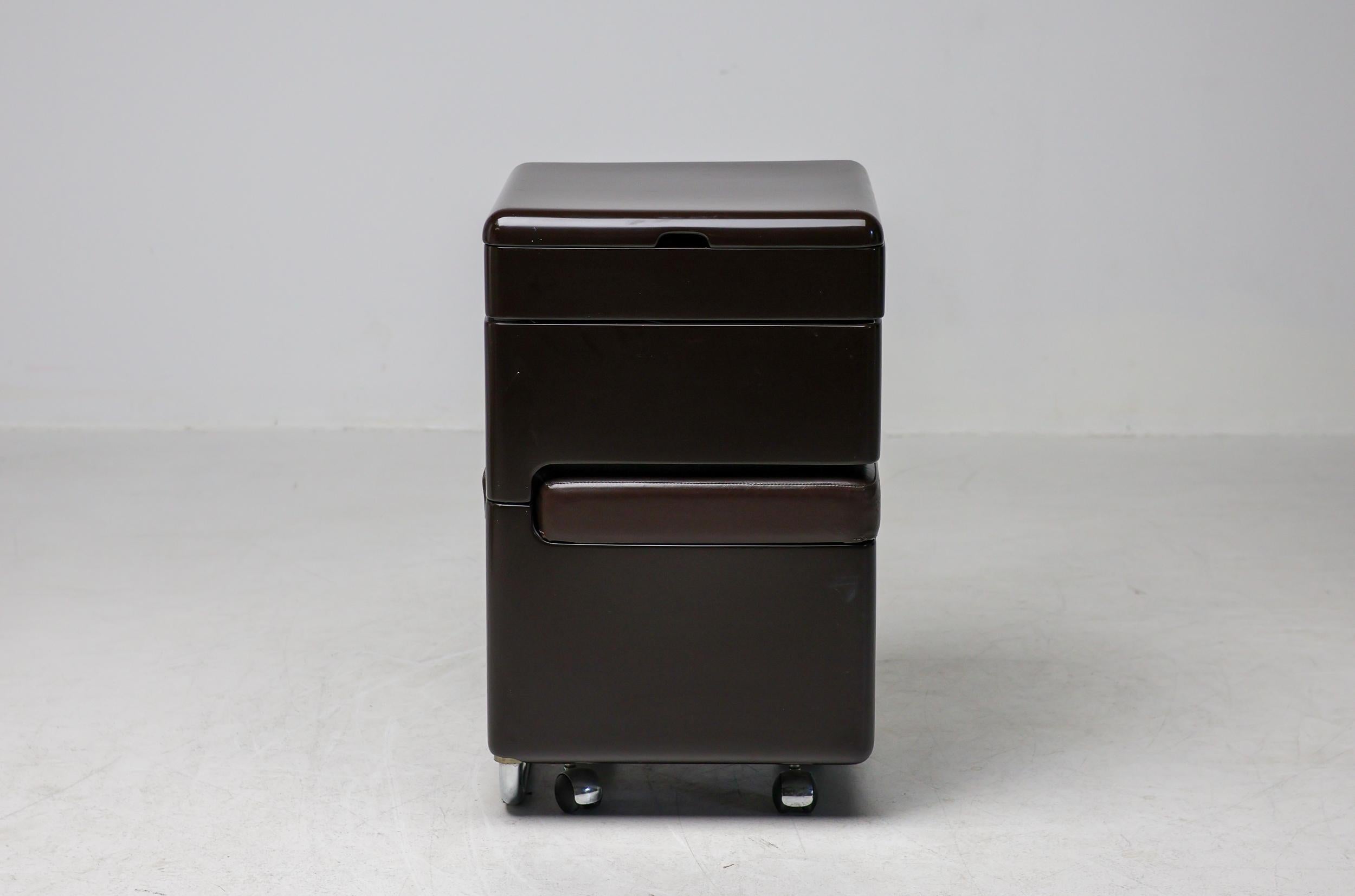 Coiffeuse modulaire par Carlo Urbinati, Italie, années 1970

Un meuble-lavabo modulaire rare et innovant conçu par Carlo Urbinati dans les années 1970, qui illustre l'esprit avant-gardiste du design moderne italien du milieu du siècle dernier.