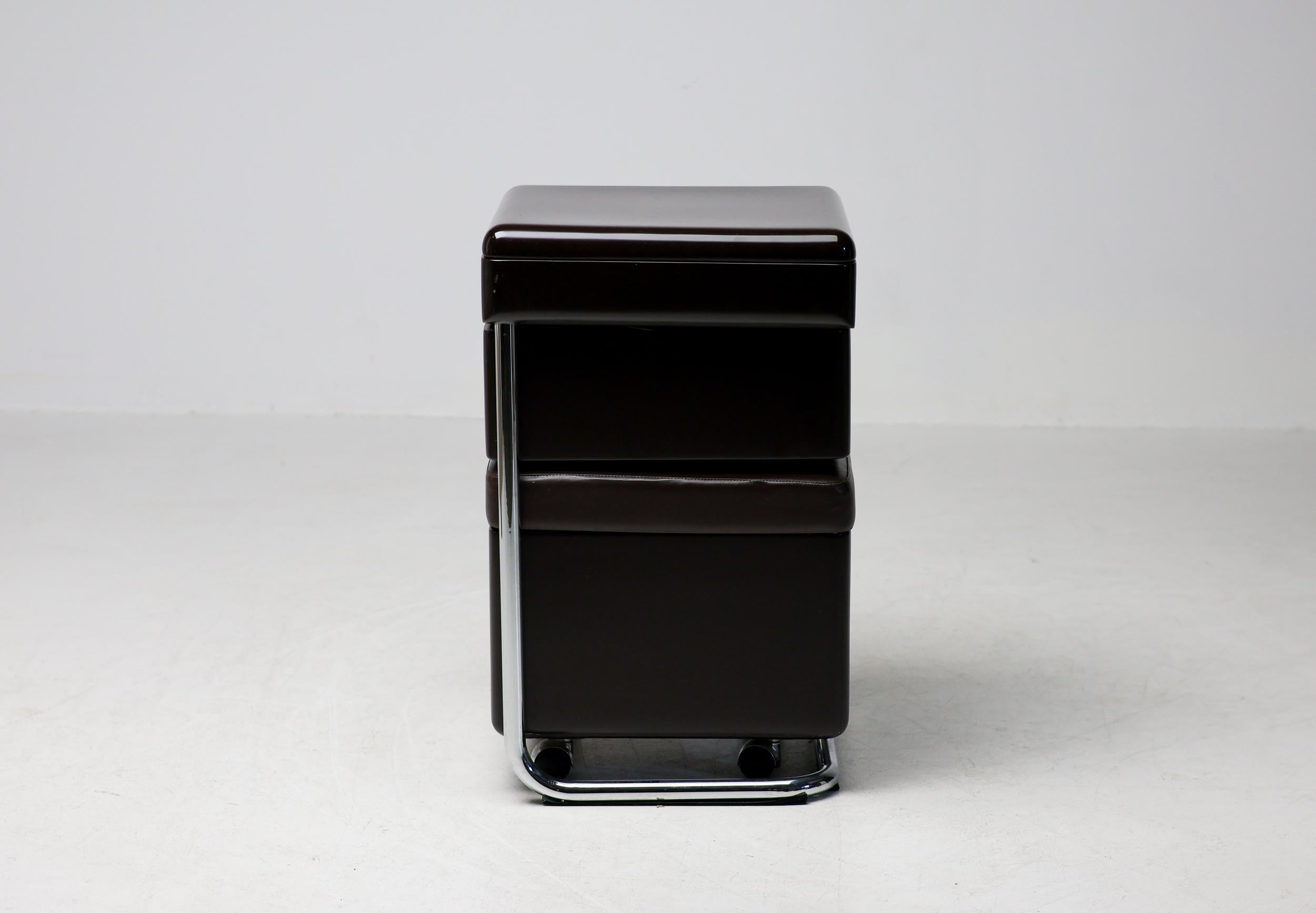 Fin du 20e siècle Meuble-lavabo brun foncé Carlo Urbinati des années 1970 - Elegance moderne italienne en vente