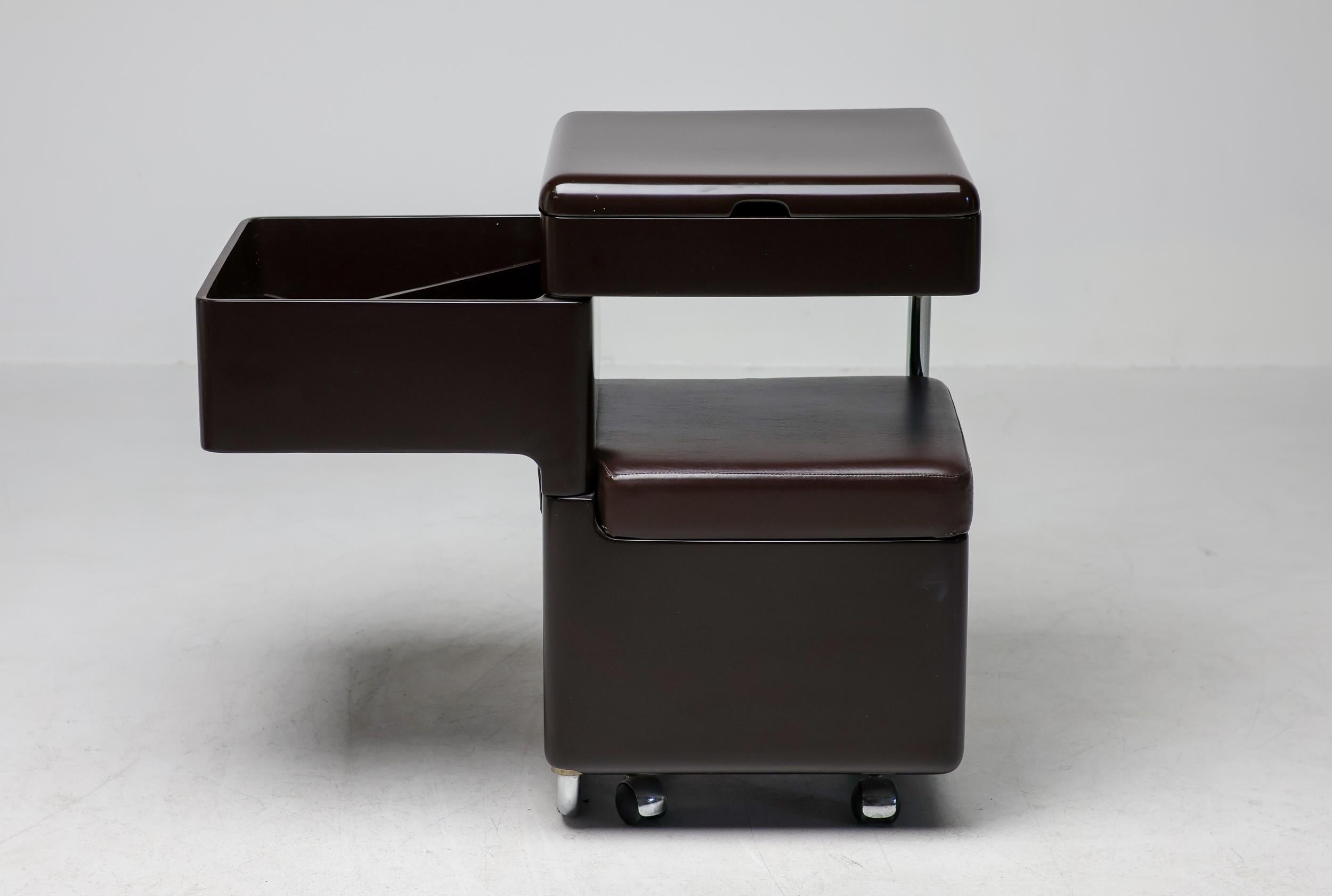 Meuble-lavabo brun foncé Carlo Urbinati des années 1970 - Elegance moderne italienne en vente 2