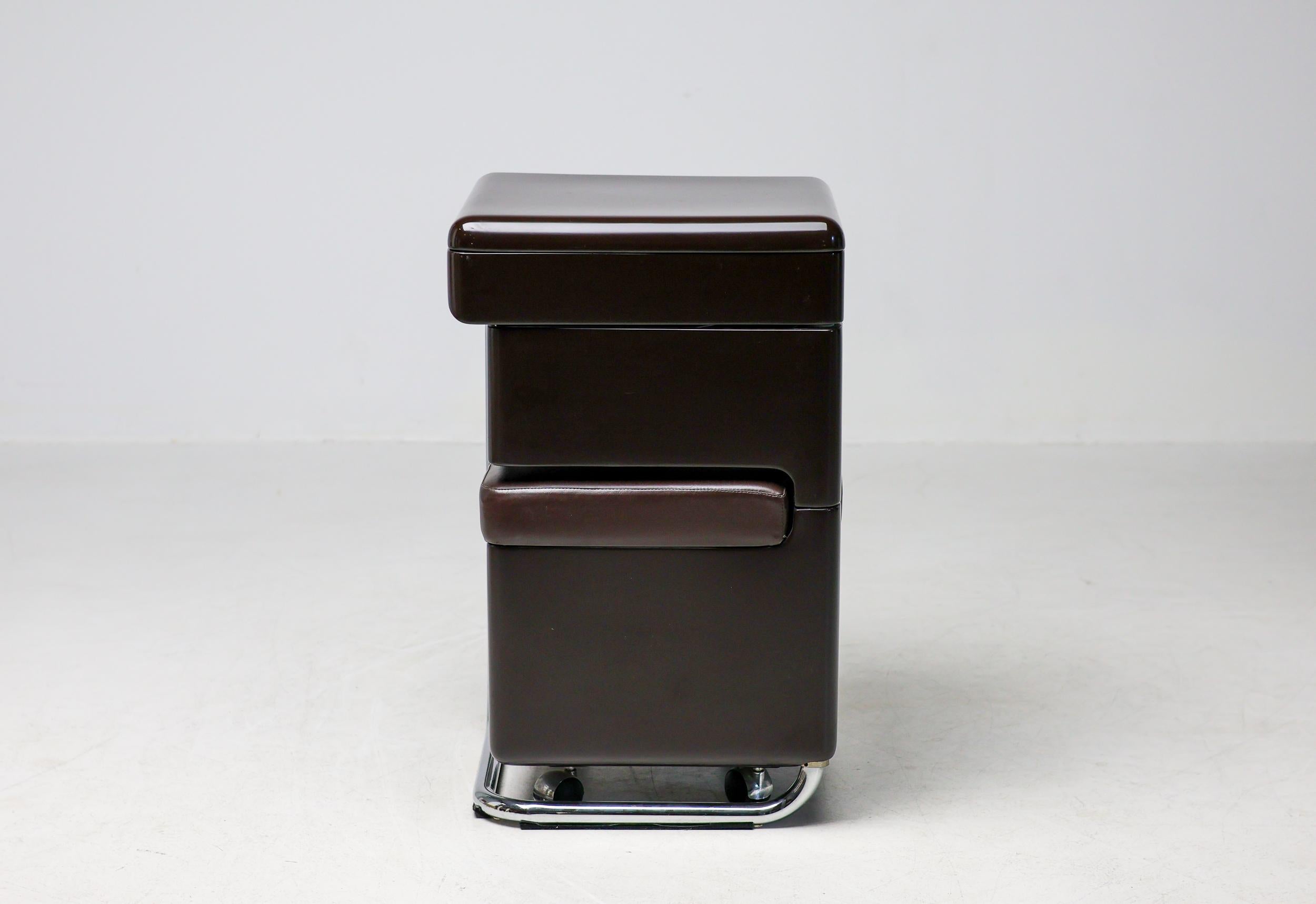 Meuble-lavabo brun foncé Carlo Urbinati des années 1970 - Elegance moderne italienne en vente 3