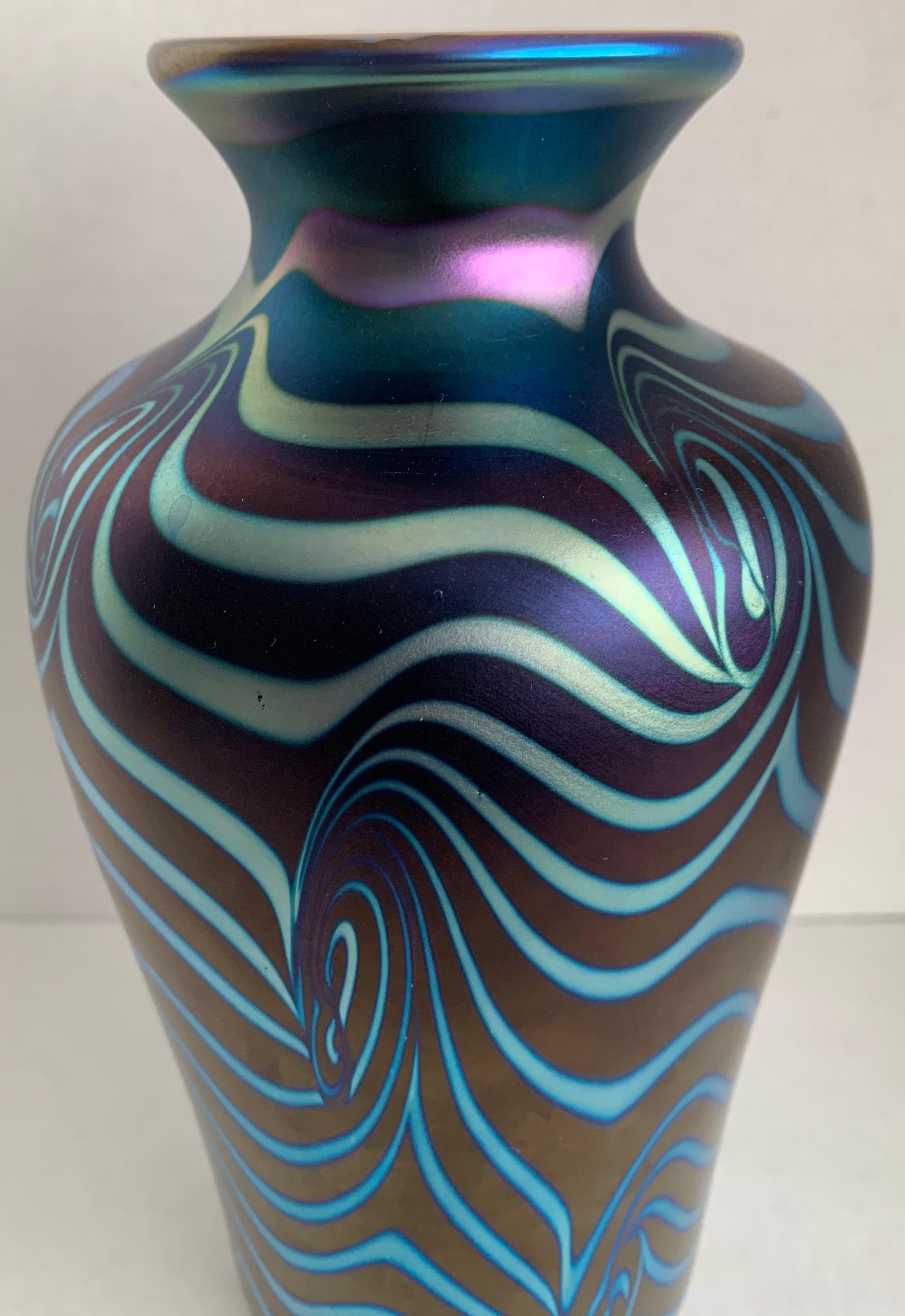 Art nouveau Vase en verre d'art lustré Carlson des années 1970