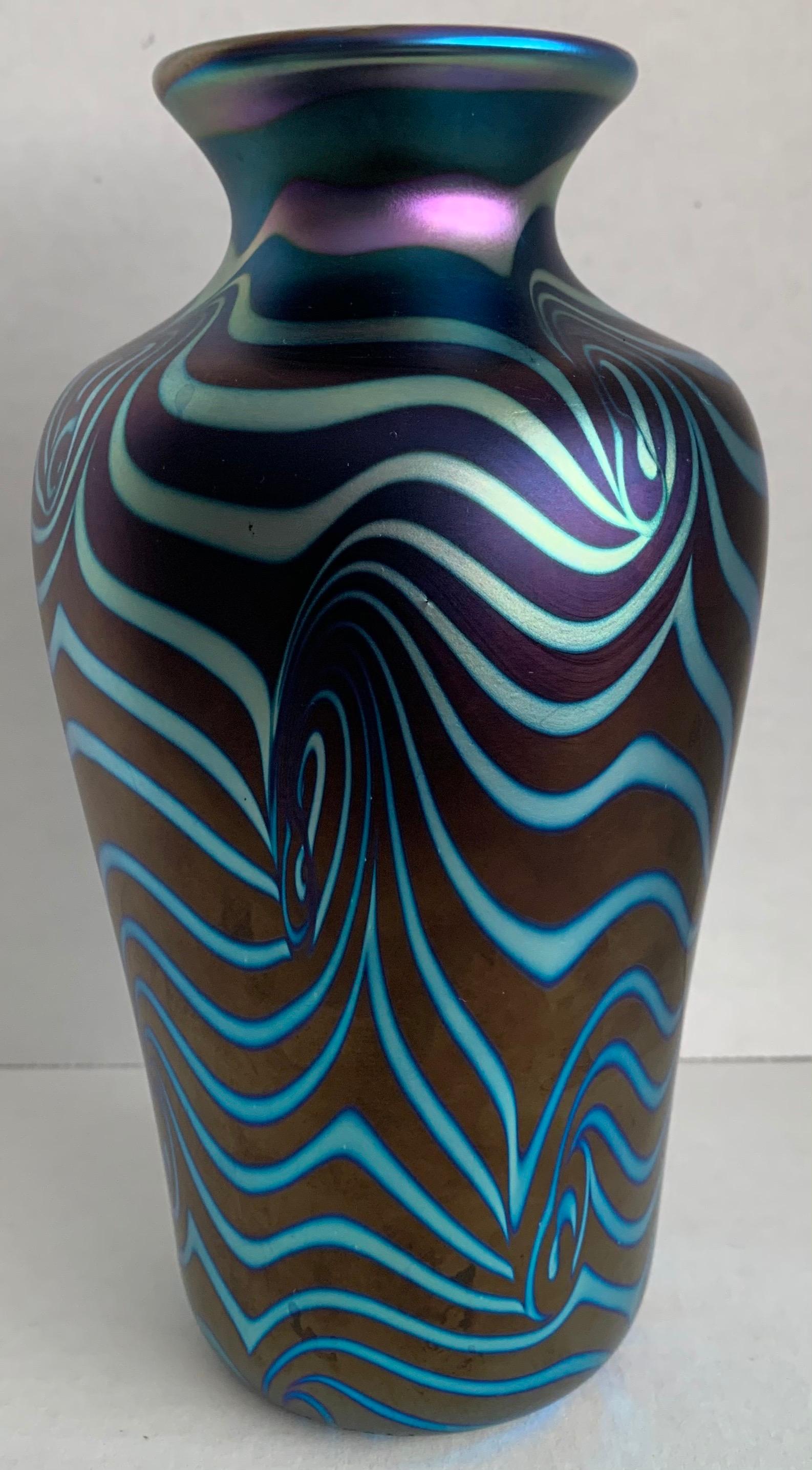 Vase en verre d'art lustré Carlson des années 1970 Bon état à Stamford, CT