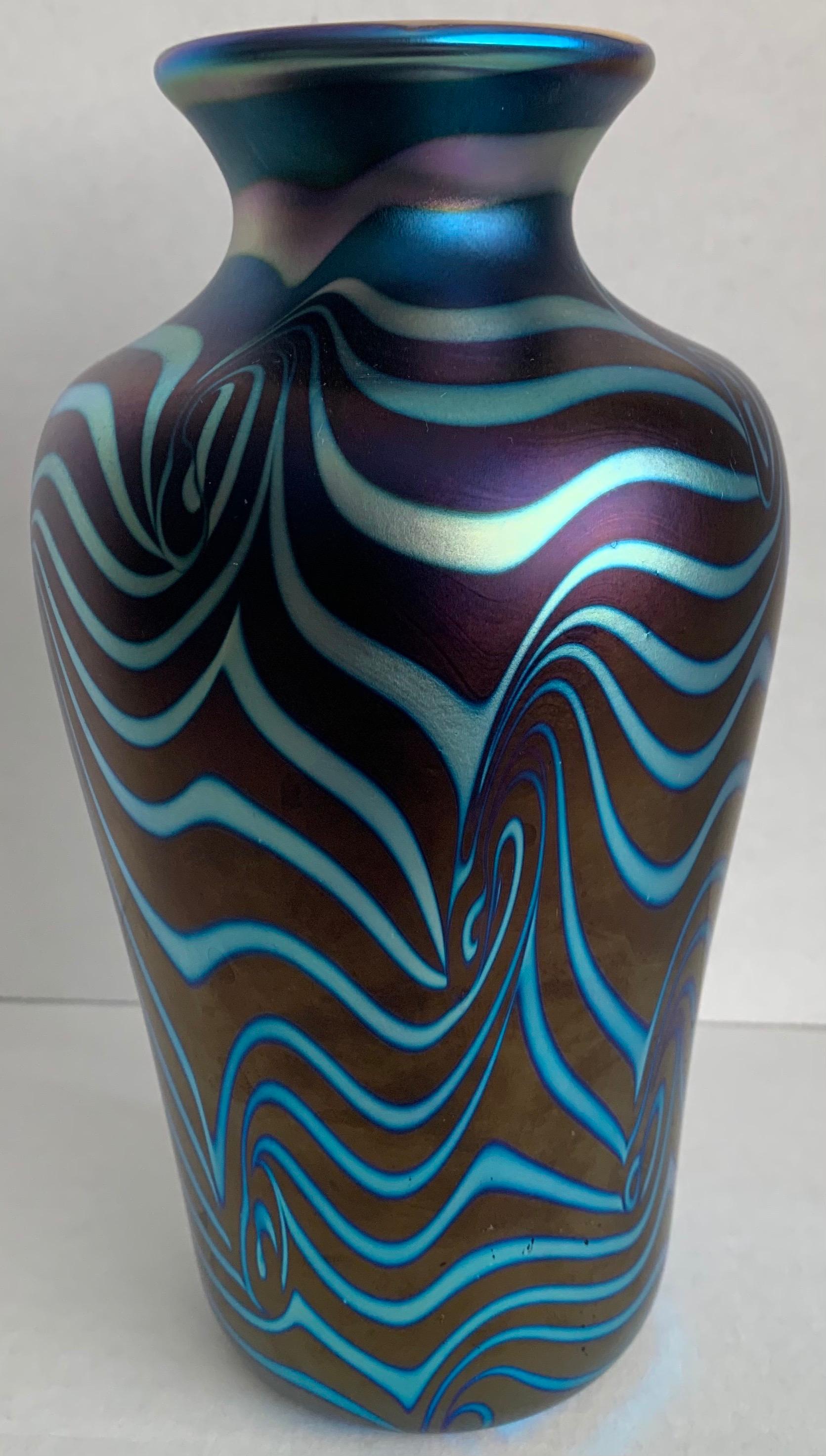 Fin du 20e siècle Vase en verre d'art lustré Carlson des années 1970