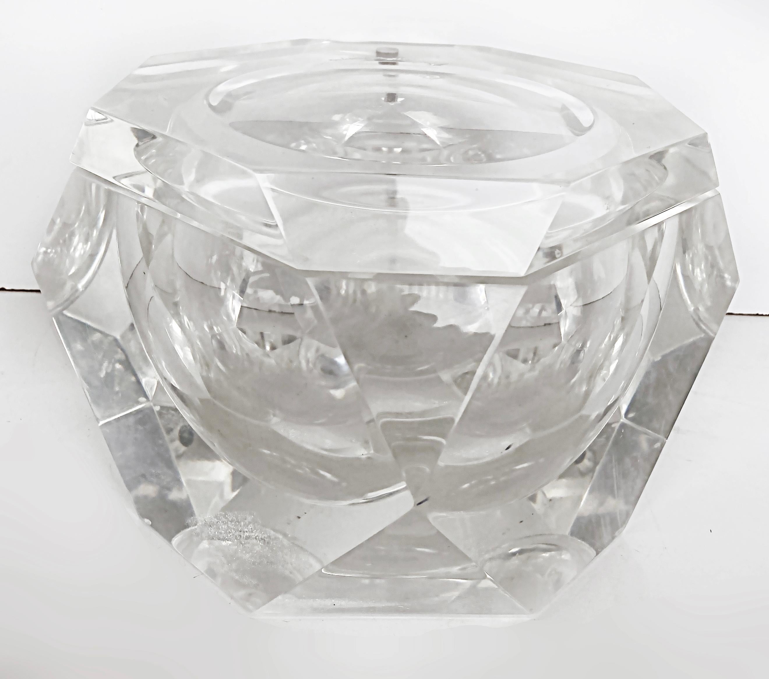 1970s Carole Stupell Faceted Swivel Top Lucite Ice Bucket, Octagonal In Good Condition For Sale In Miami, FL