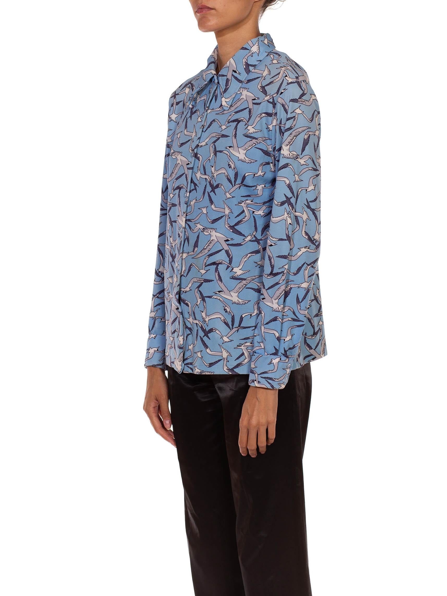 1970S Carolina Blau  Graues bedrucktes Polyester-S Stork-Hemd im Zustand „Gut“ im Angebot in New York, NY
