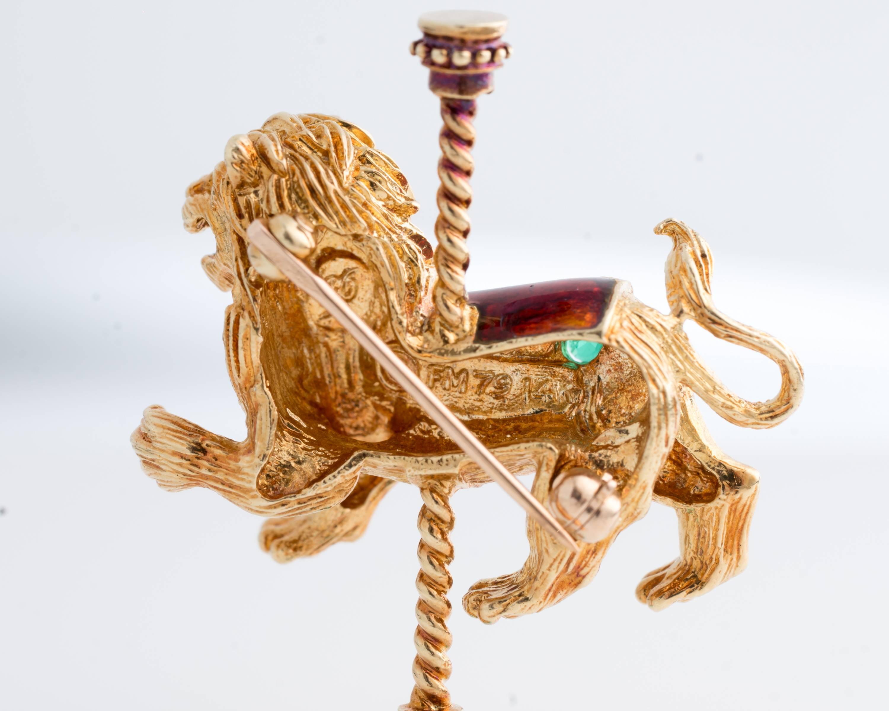 Modern 1970s Carousel Lion Pin Brooch in 14 Karat Yellow Gold, Emerald and Enamel