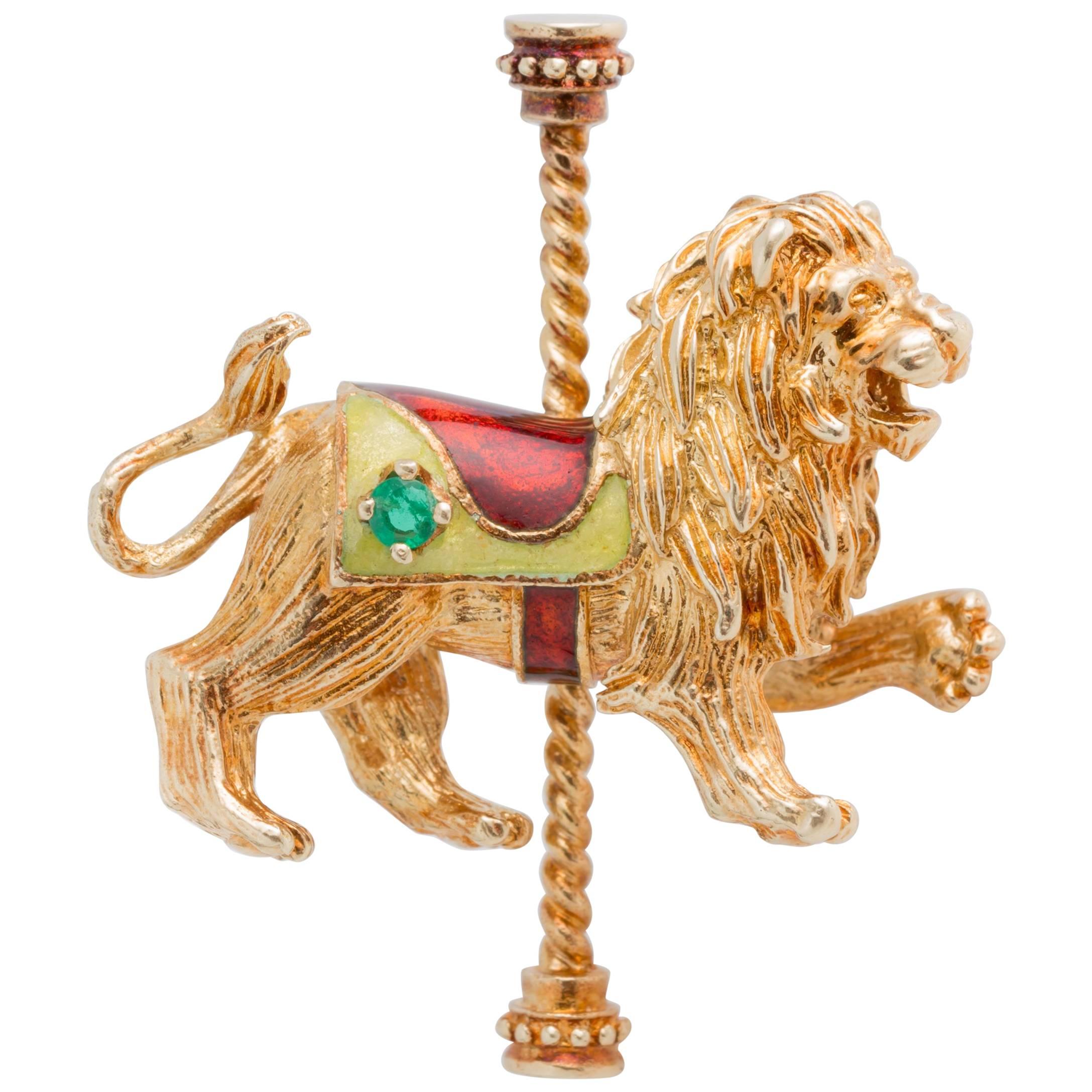 1970s Carousel Lion Pin Brooch in 14 Karat Yellow Gold, Emerald and Enamel