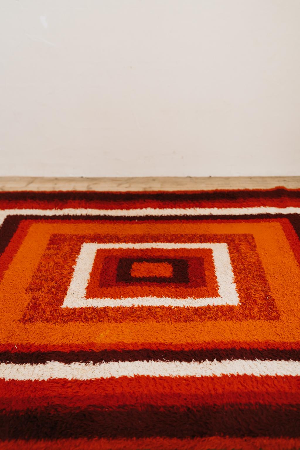 In wirklich guten Vintage-Zustand, dieser Teppich in Wolle, lebendige Farben ... wurde chemisch gereinigt ... so bereit zu verwenden.