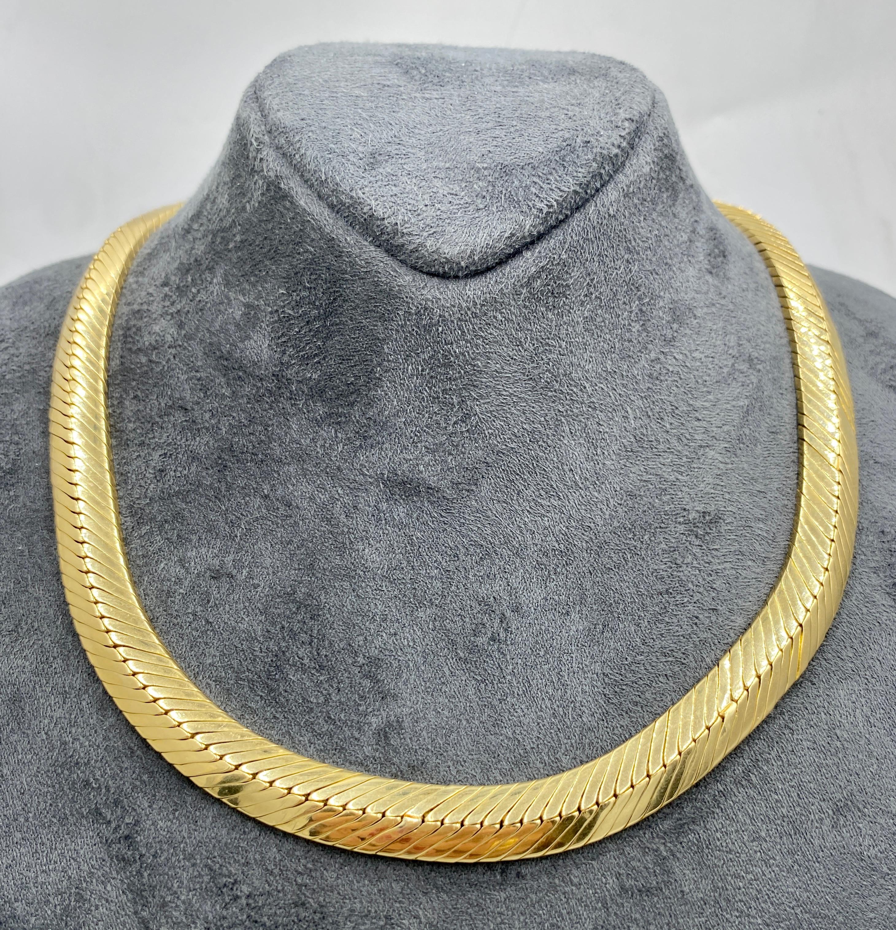 Se trata de un precioso collar Cartier de oro de 18 quilates de los años 70 que se asienta con gracia sobre las clavículas. Es una pieza llamativa que puede llevarse fácilmente tanto de día como de noche.