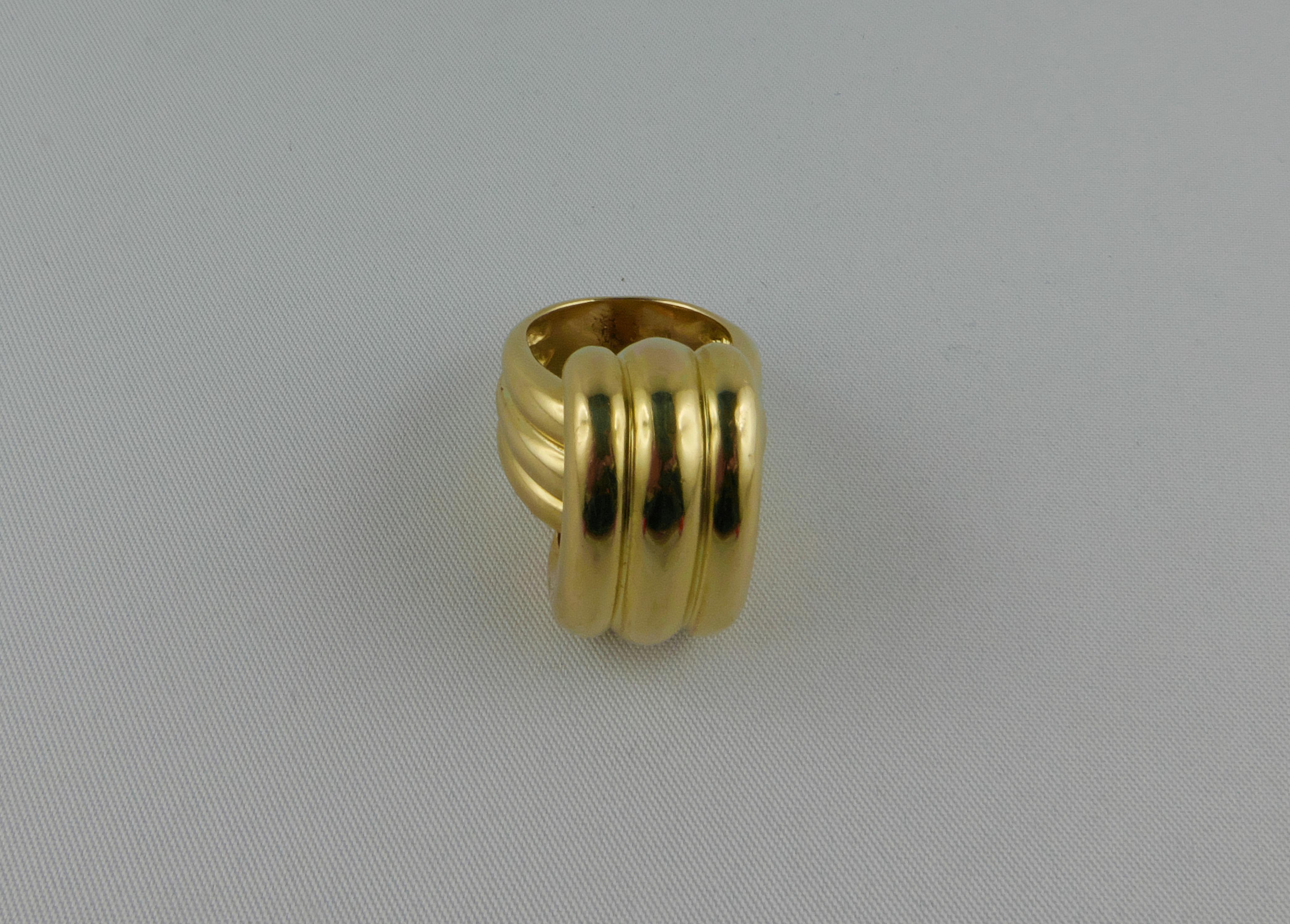 Rare bague cocktail Cartier des années 1970, finement détaillée, réalisée en or jaune poli 18 carats. Cet élégant  La bague présente un haut dôme, s'élevant à 13 mm du doigt, dans un design cannelé. La tige est également une large bande avec des