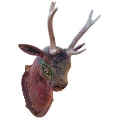 Trophée en bois sculpté et polychrome représentant une tête de cerf, datant des années 1970