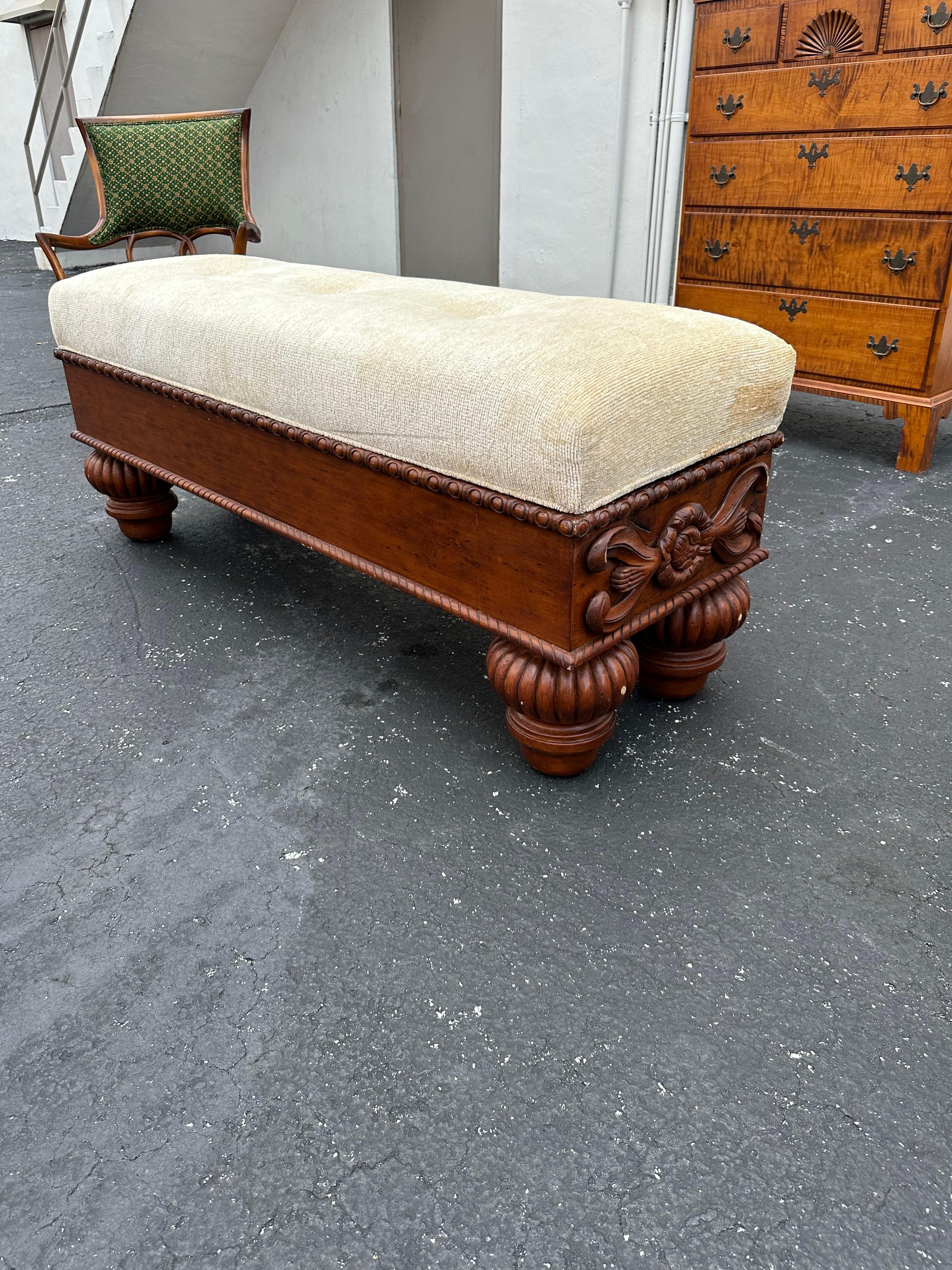 Banc rustique en bois sculpté et doré des années 1970 en vente 4