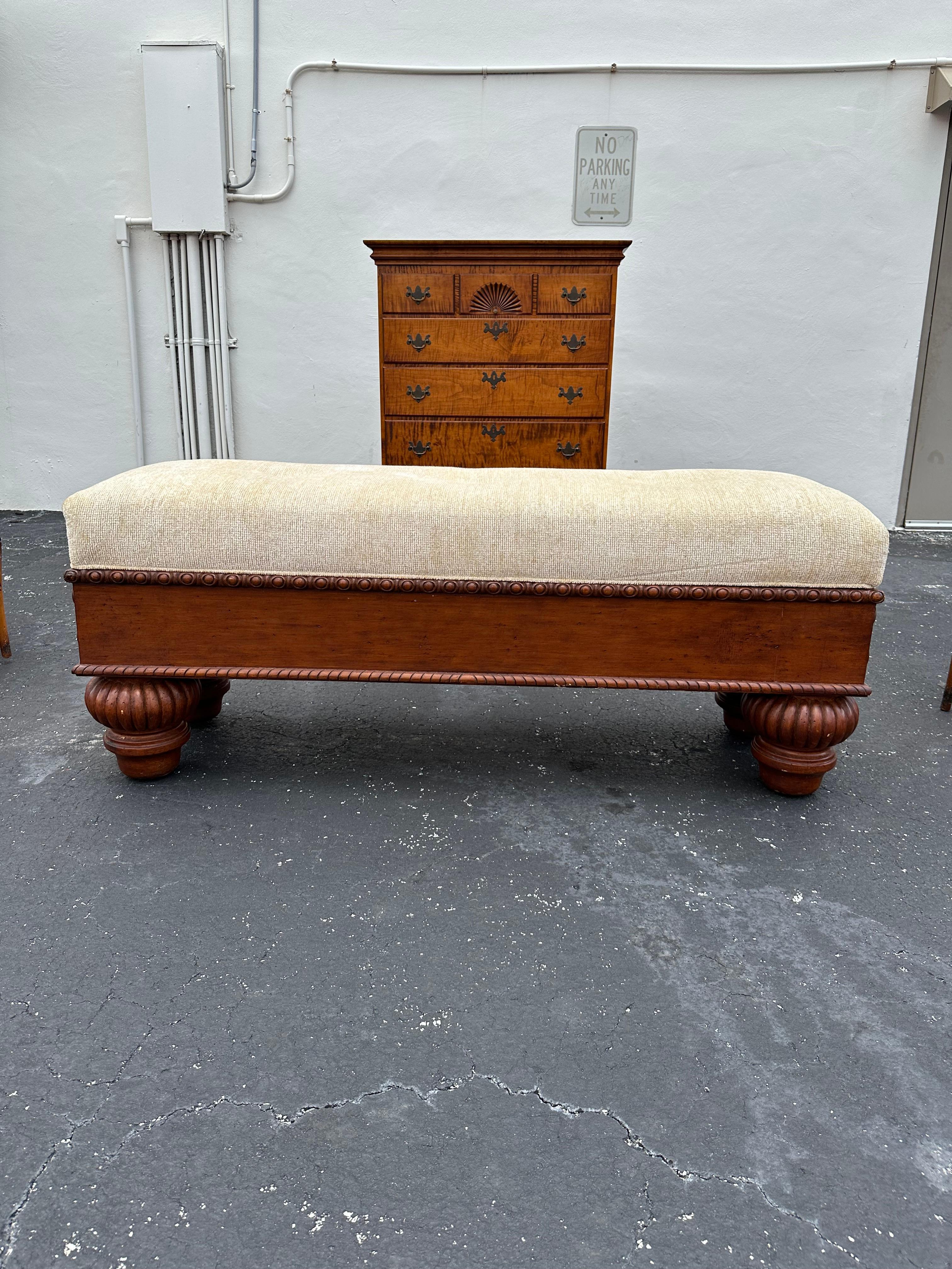Banc rustique en bois sculpté et doré des années 1970 en vente 5