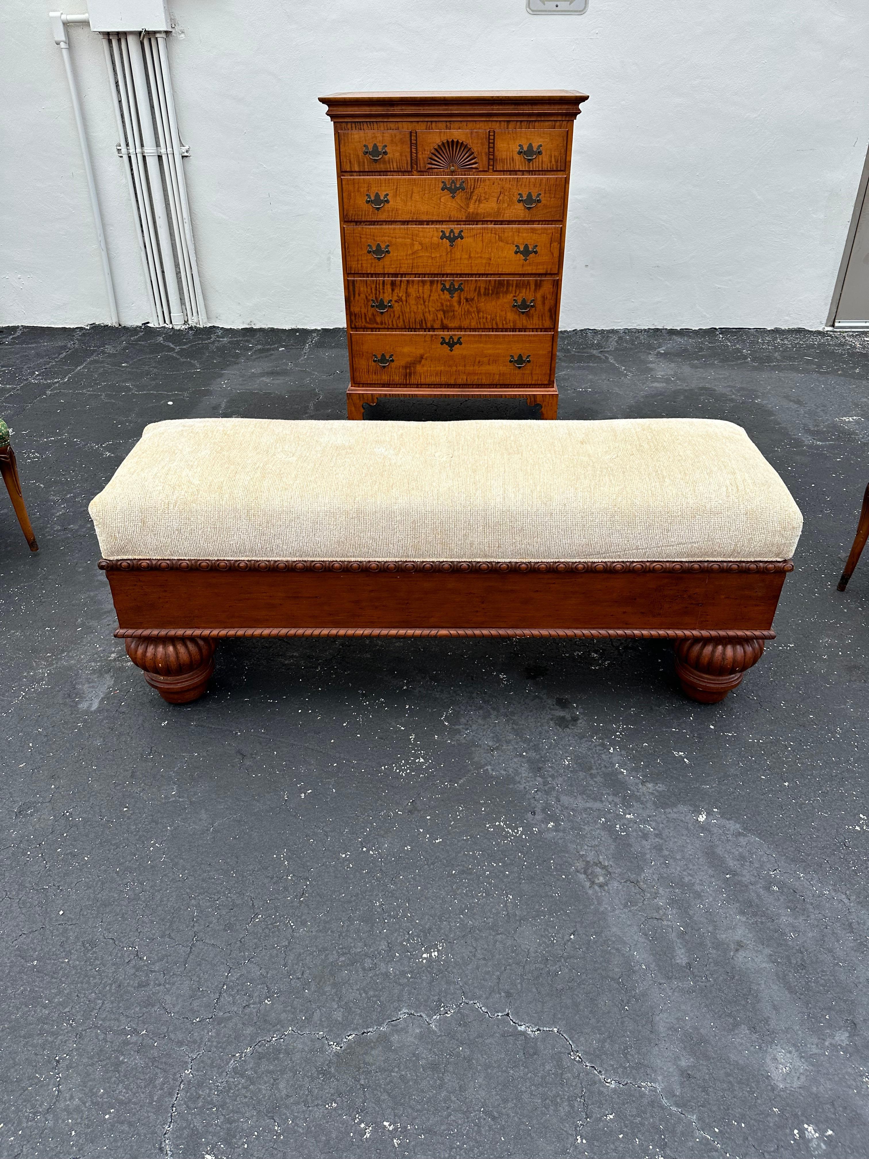 Banc rustique en bois sculpté et doré des années 1970 en vente 6
