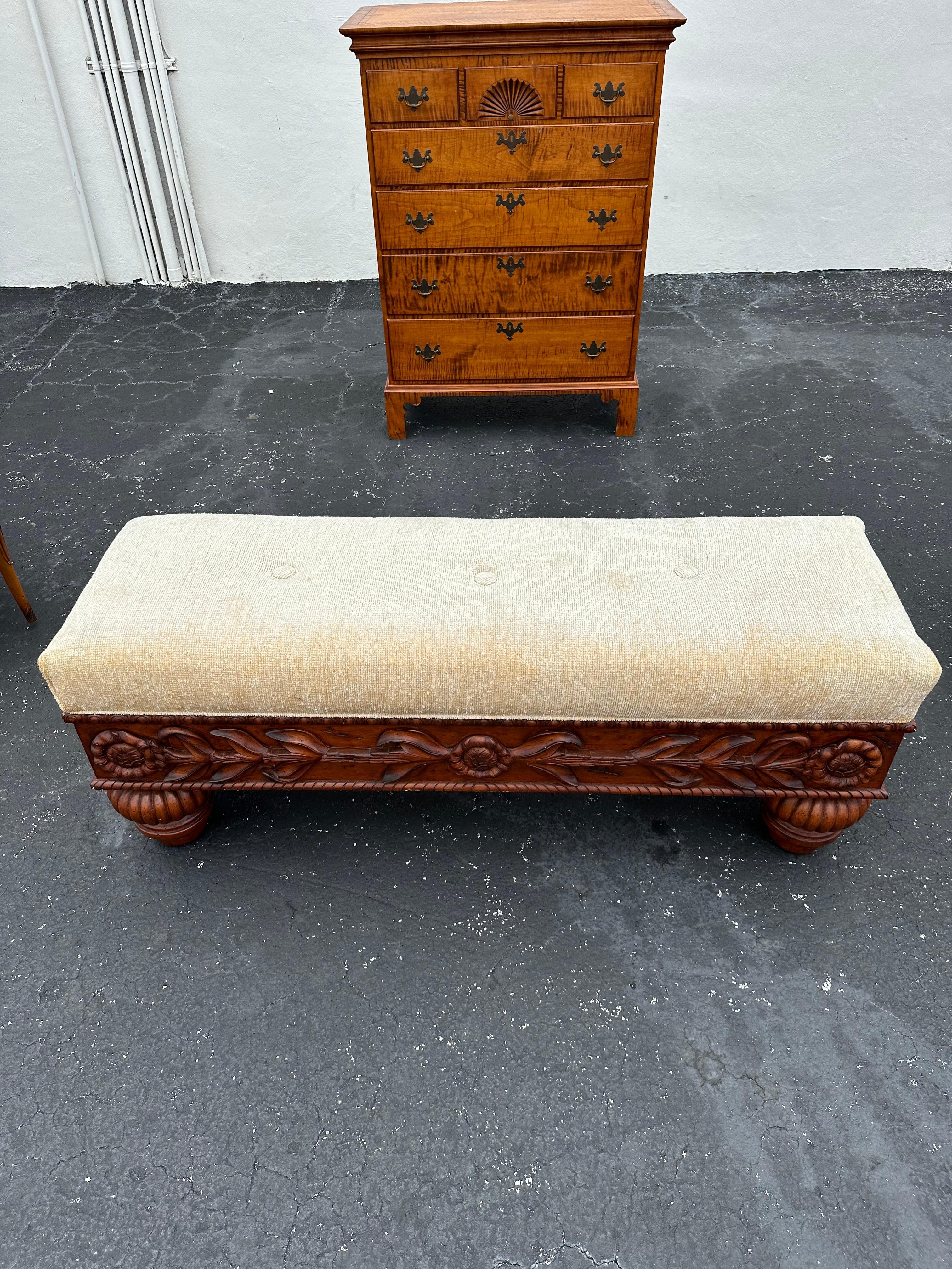 Bohème Banc rustique en bois sculpté et doré des années 1970 en vente