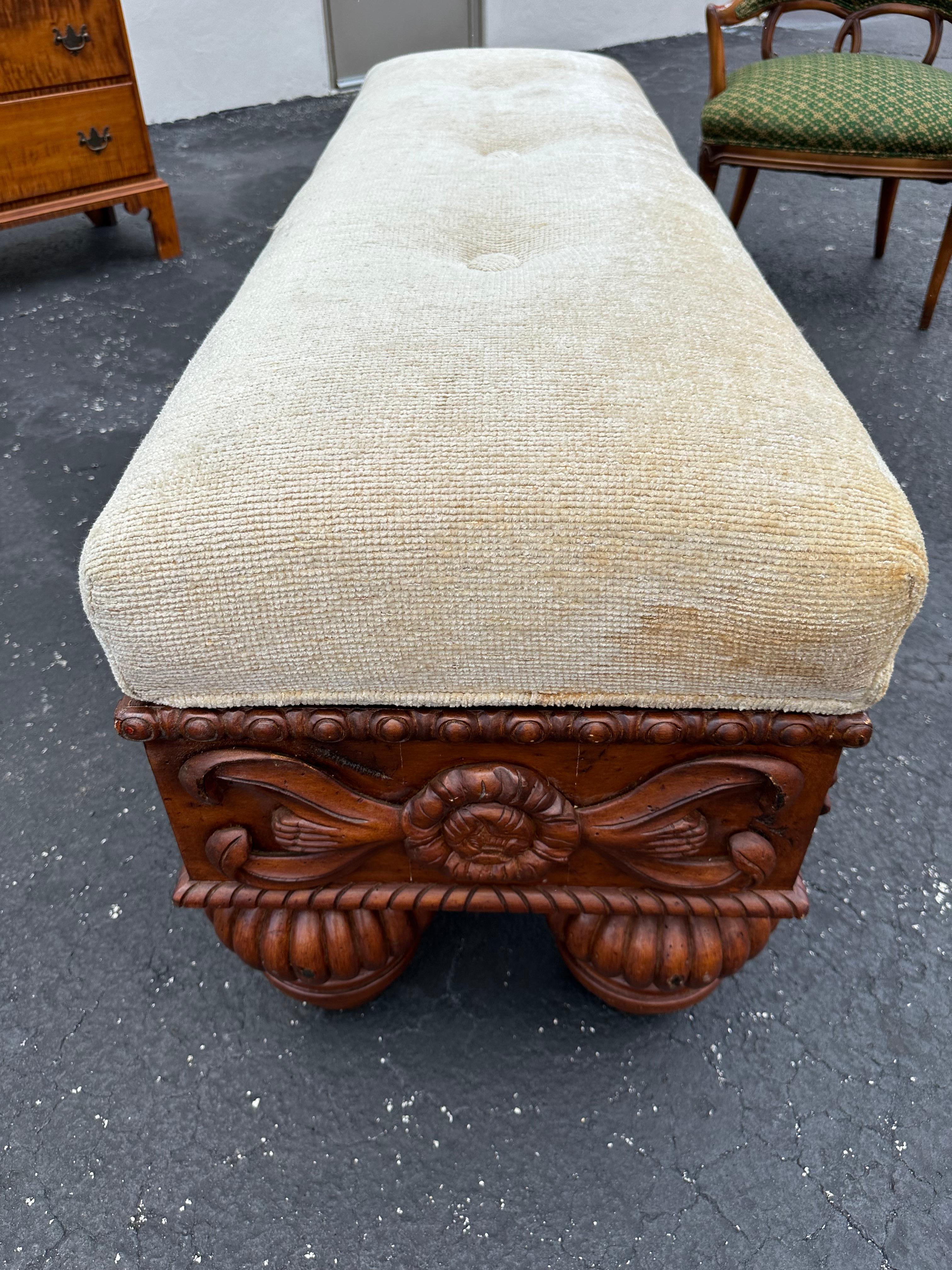 Tissu d'ameublement Banc rustique en bois sculpté et doré des années 1970 en vente