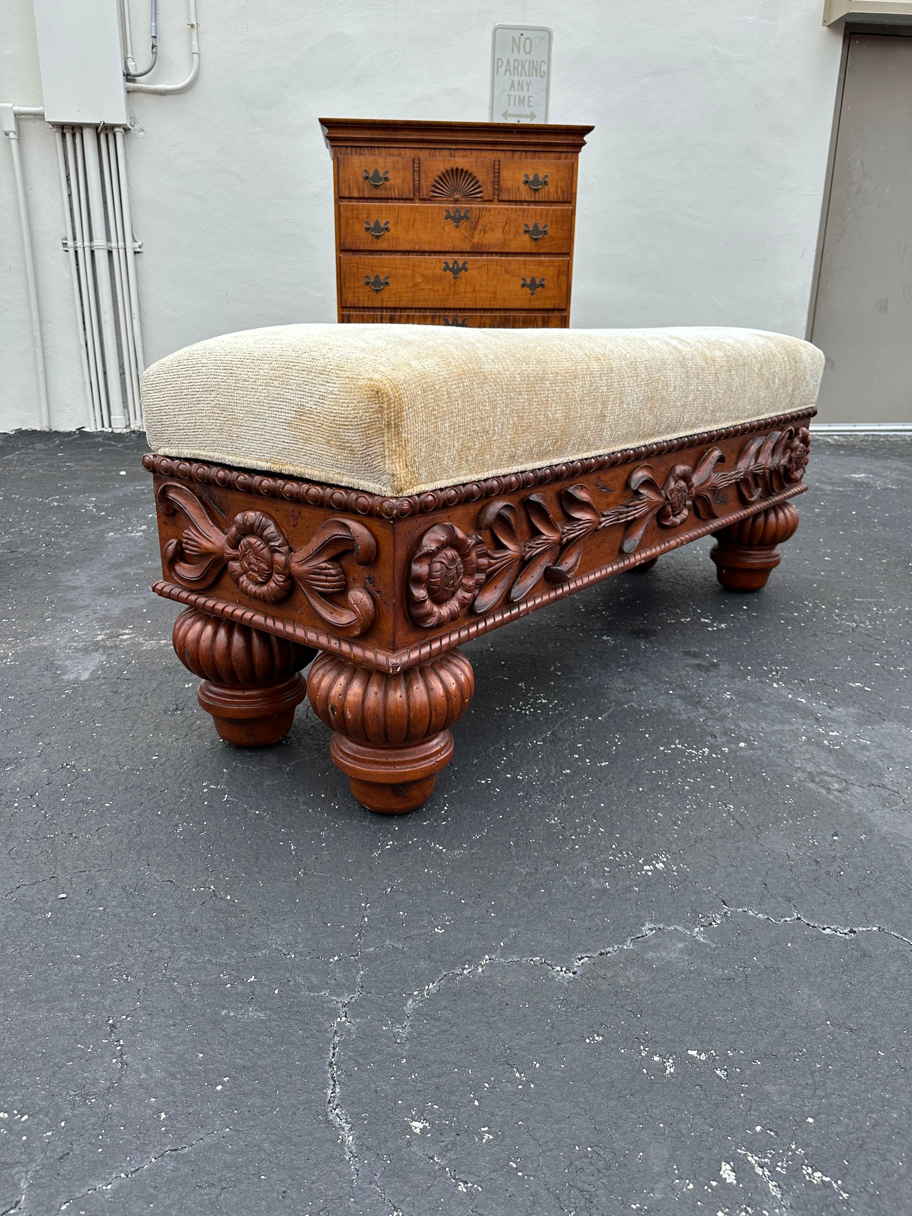 Banc rustique en bois sculpté et doré des années 1970 en vente 1
