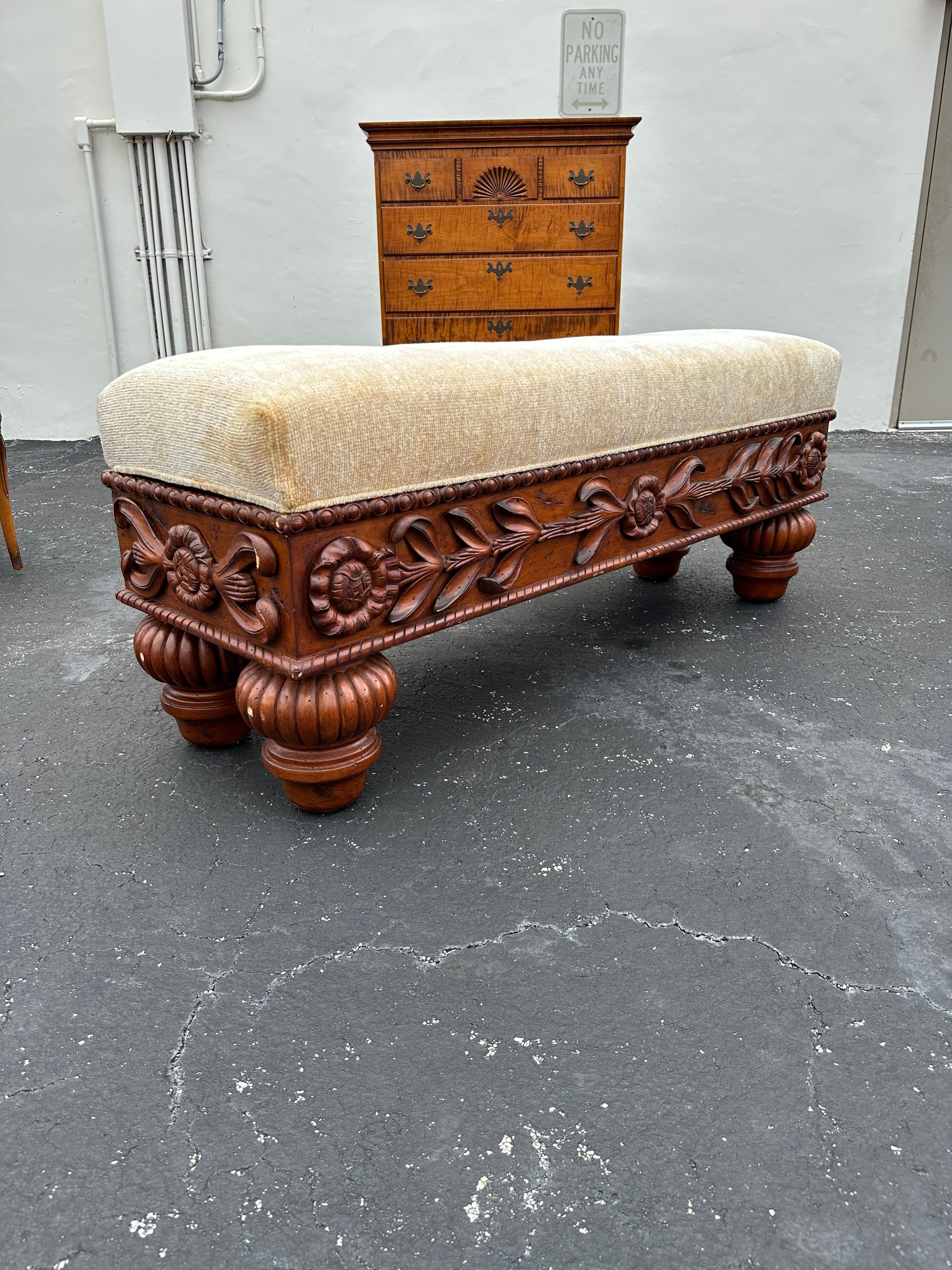 Banc rustique en bois sculpté et doré des années 1970 en vente 2