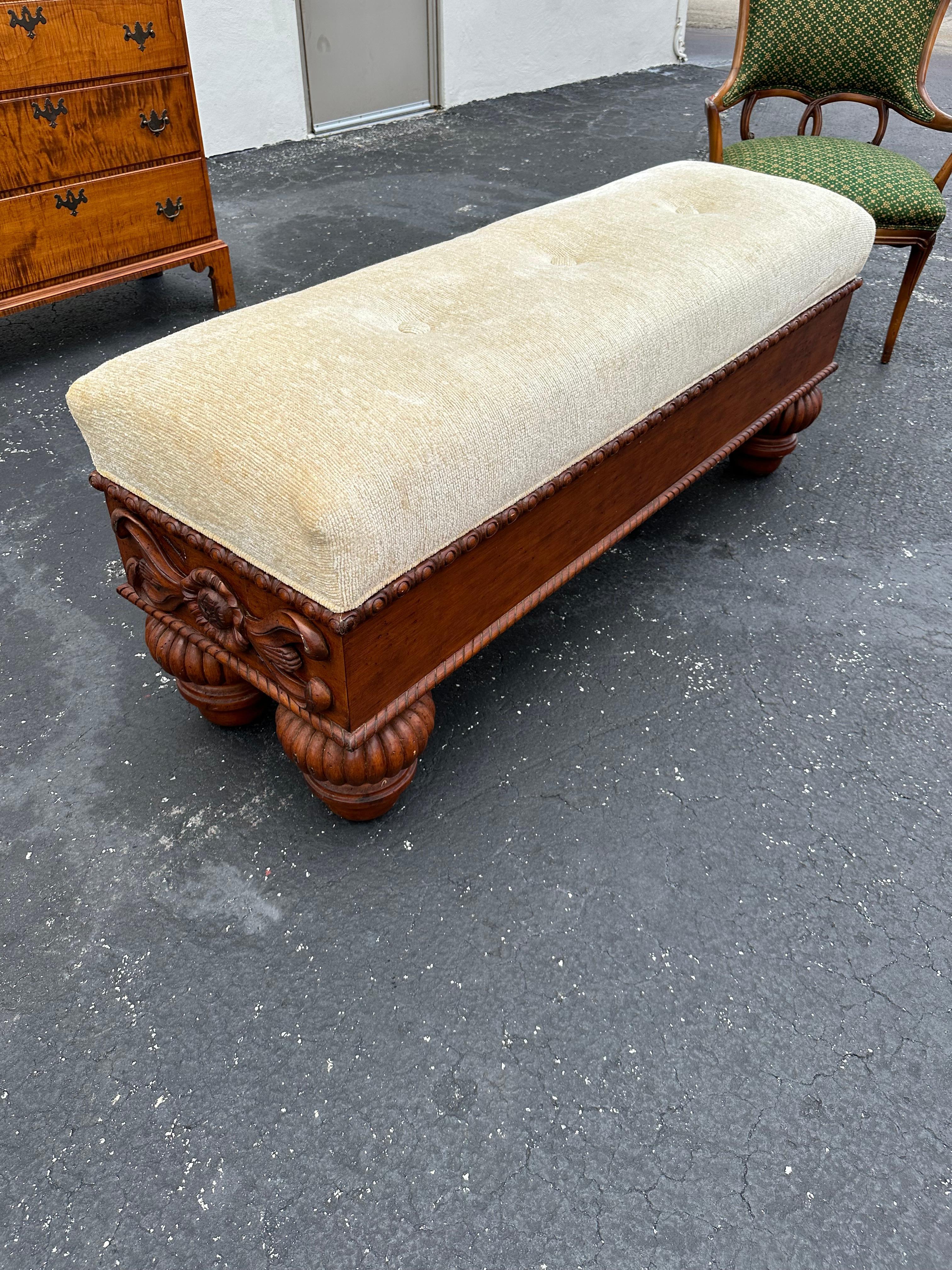 Banc rustique en bois sculpté et doré des années 1970 en vente 3