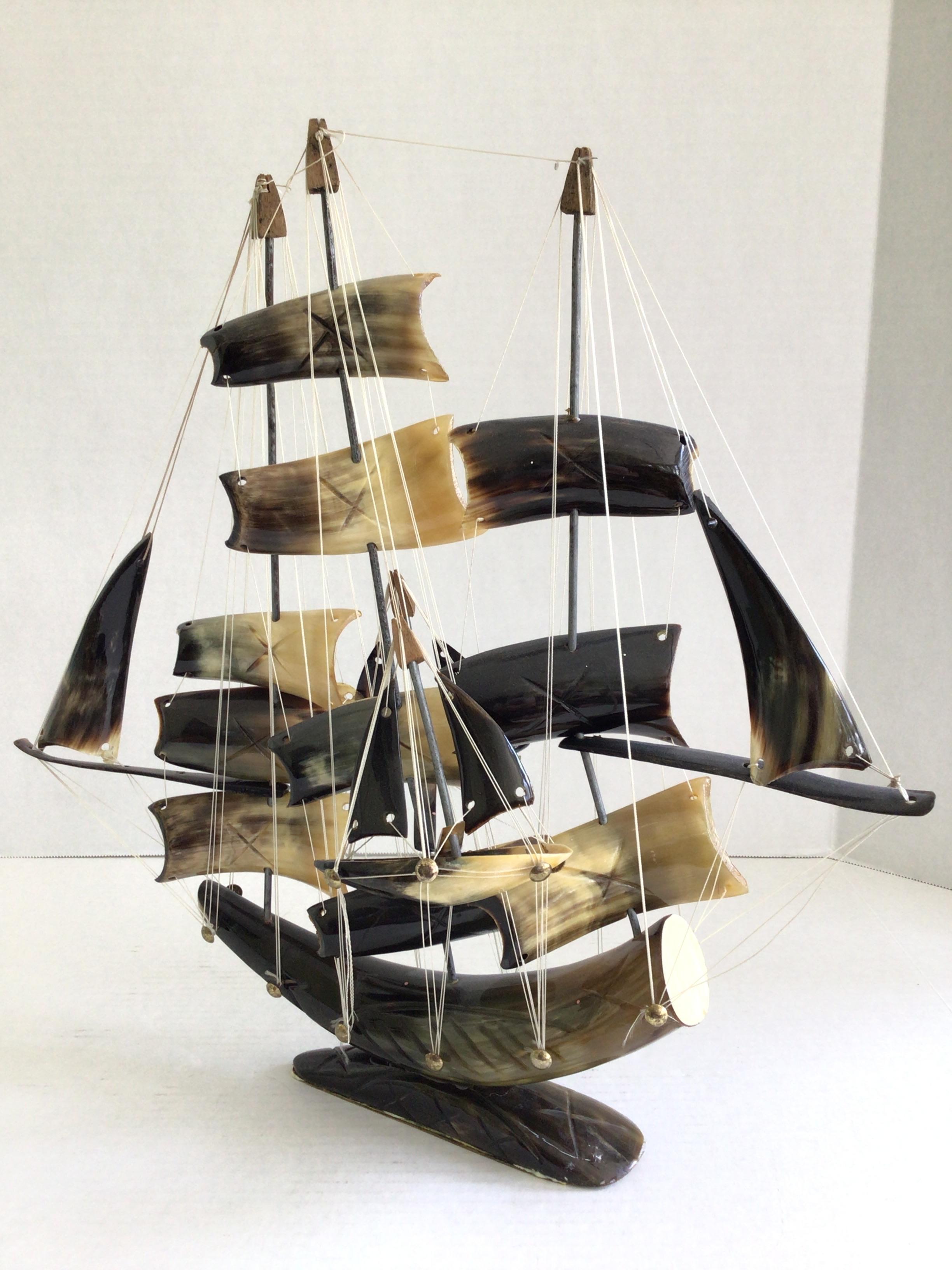 1970er Jahre Geschnitztes Horn Segelschiff auf Hornsockel
Schnur und Metallstangen. - Kork für Kronen
Farben: Braun, Weiß, Creme
Segelschiff
Nautisch
Handgefertigt aus echtem Horn-Knochen, mit tollen Details wie Segeln aus Knochen und Mastspitzen