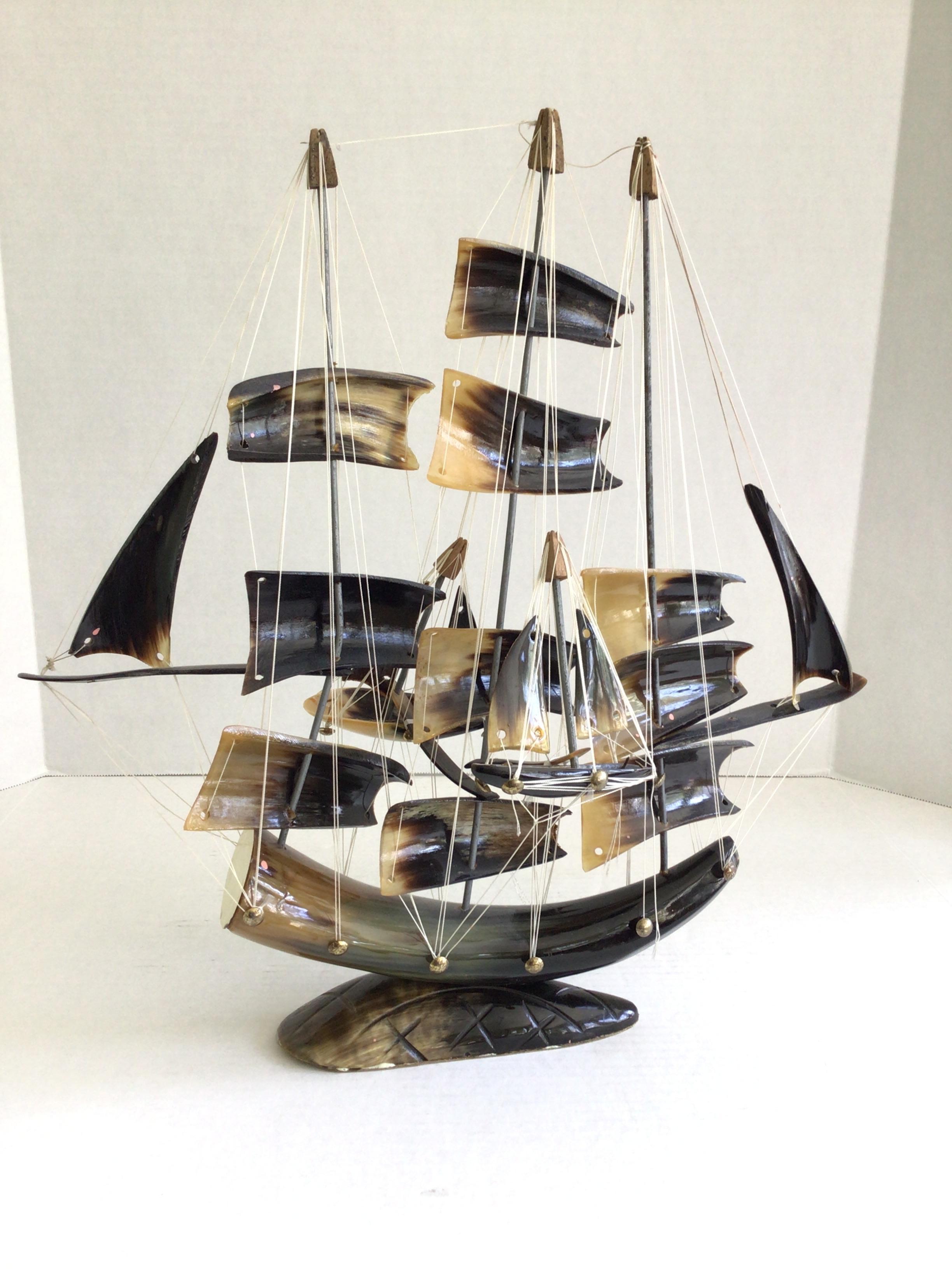 1970er Jahre Horn Segelschiff geschnitzt (Handgefertigt) im Angebot