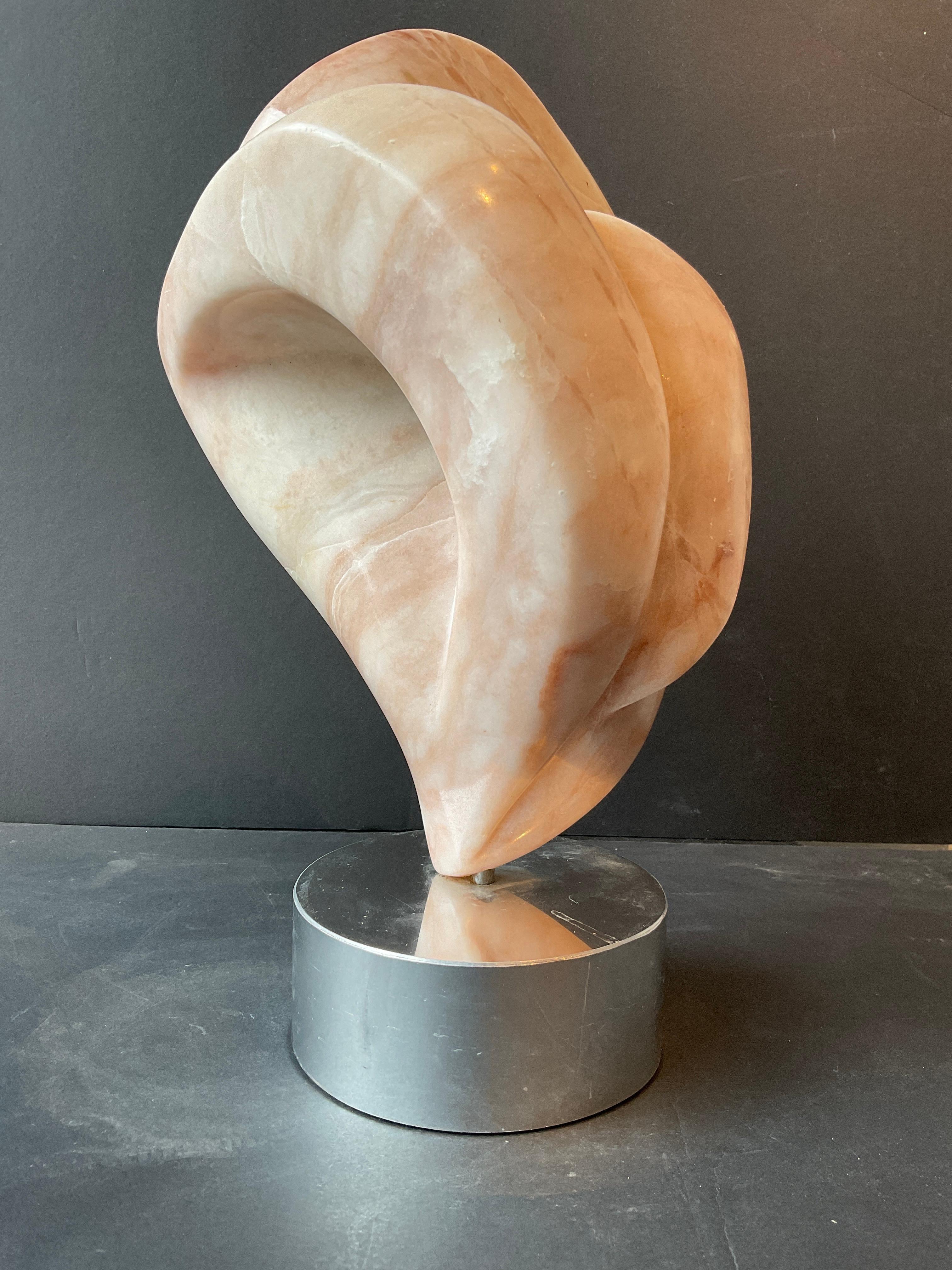 1970 Scultura astratta in marmo scolpito su base... 