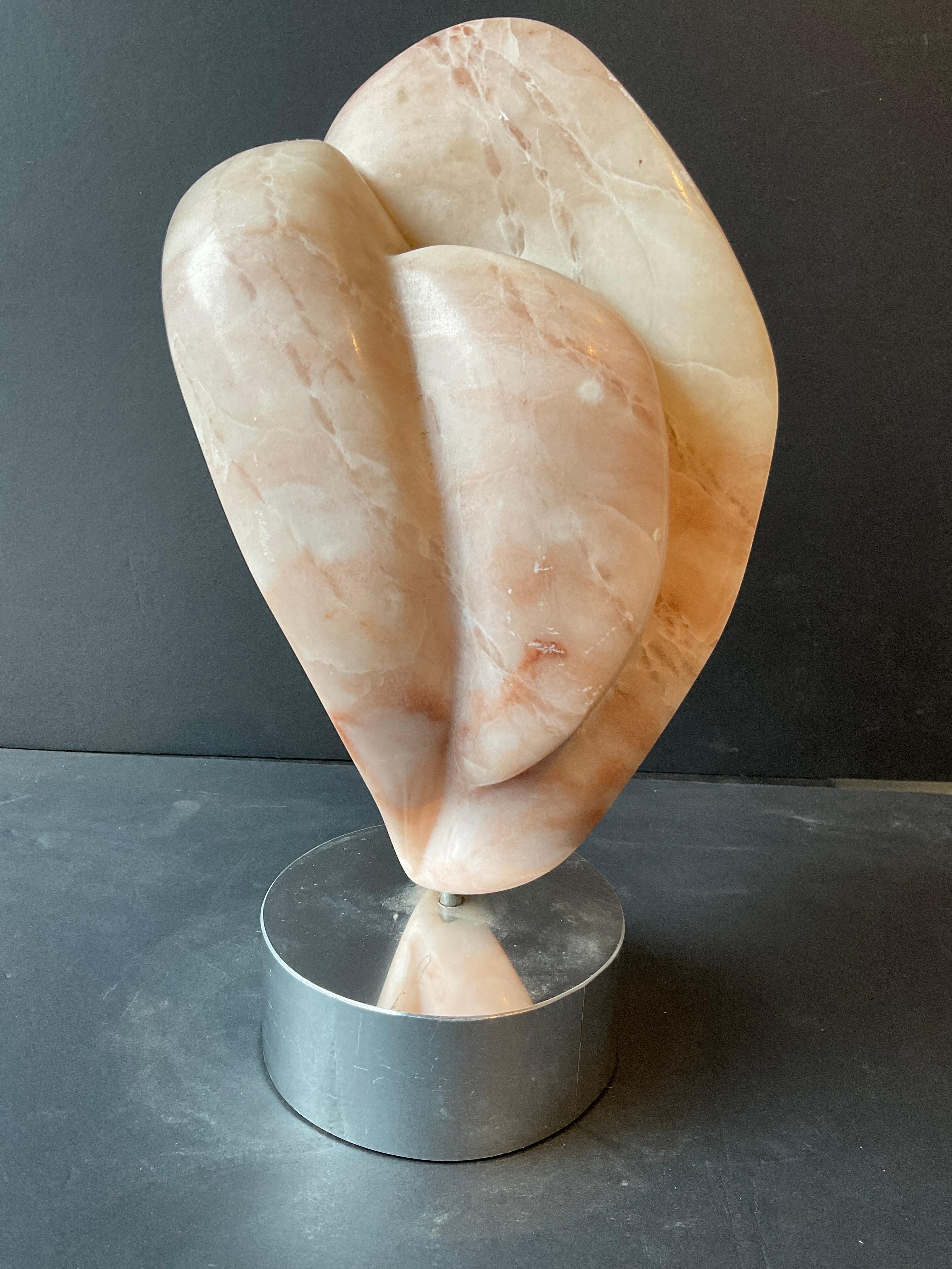 Scultura astratta in marmo scolpito degli anni '70 In condizioni buone in vendita a Tarrytown, NY