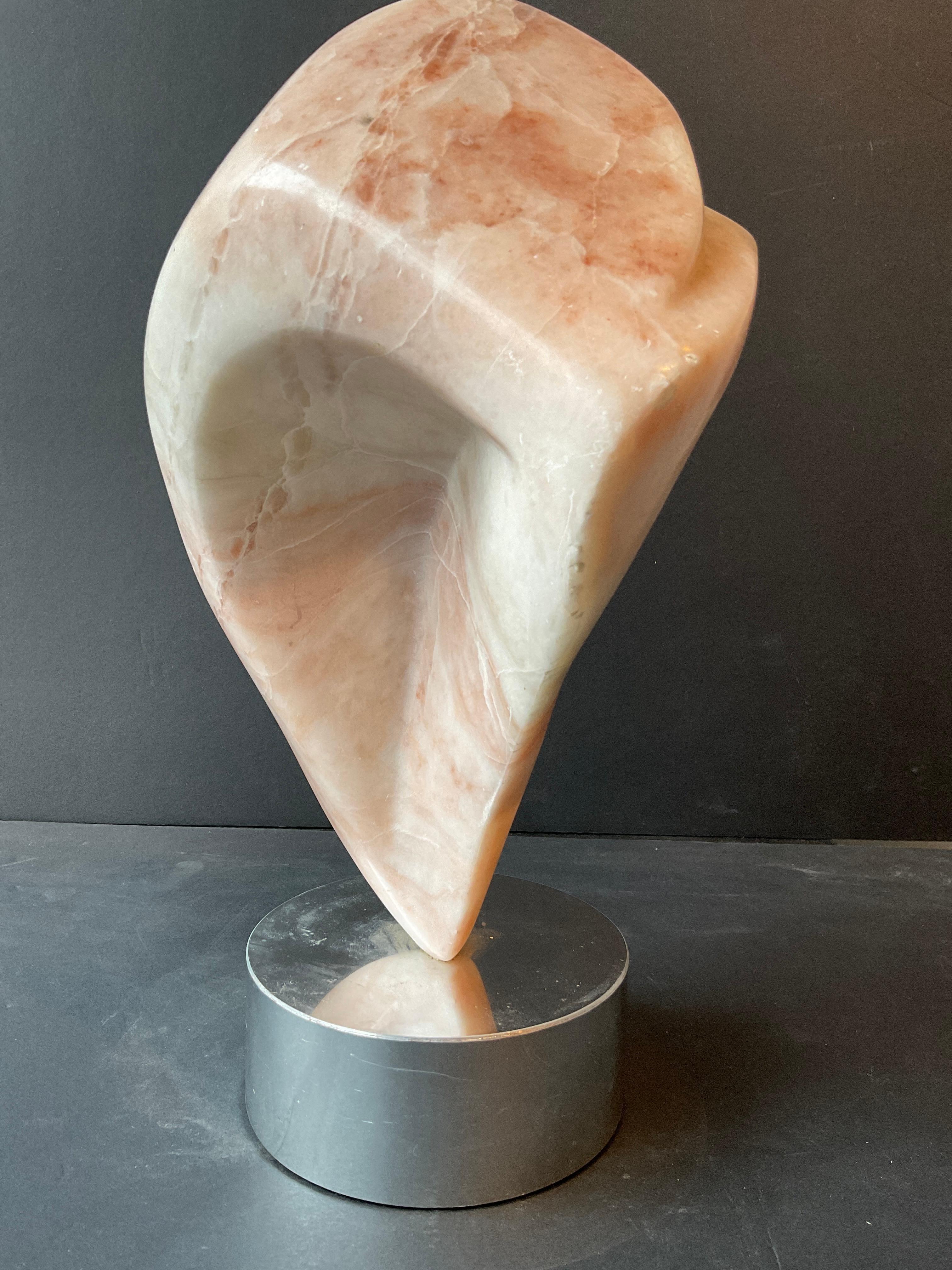 Marmo Scultura astratta in marmo scolpito degli anni '70 in vendita